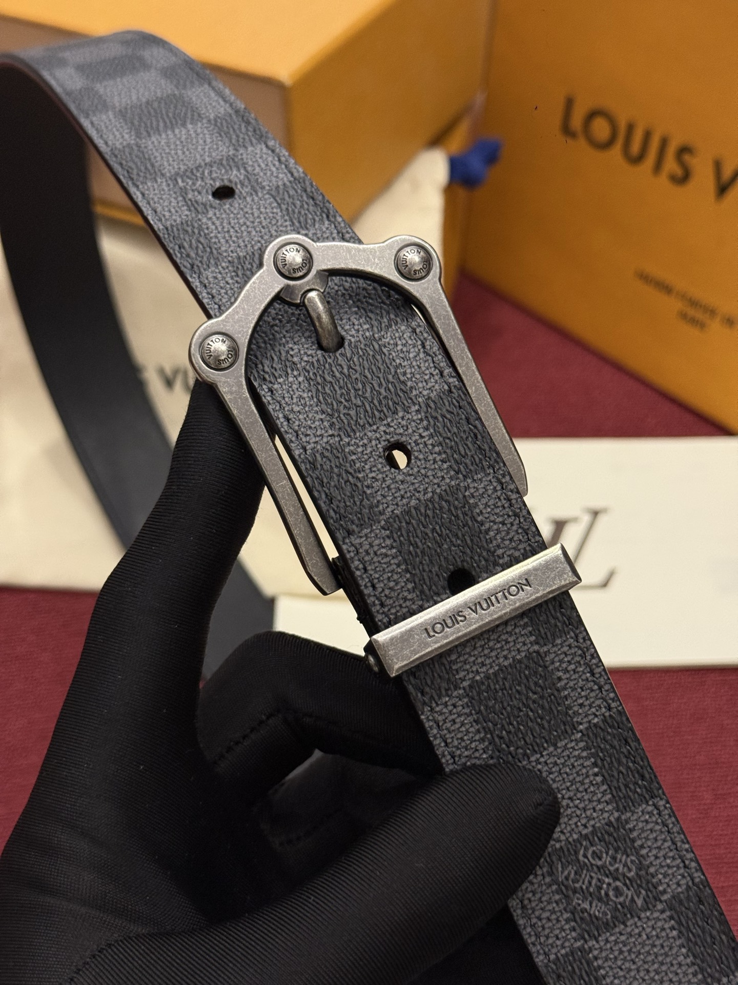 Lv 3.5腰带 Slender 皮带线条流畅，风格现代，具备无与伦比的多样性。采用深沉的印花皮革制成，一侧表面光滑，另