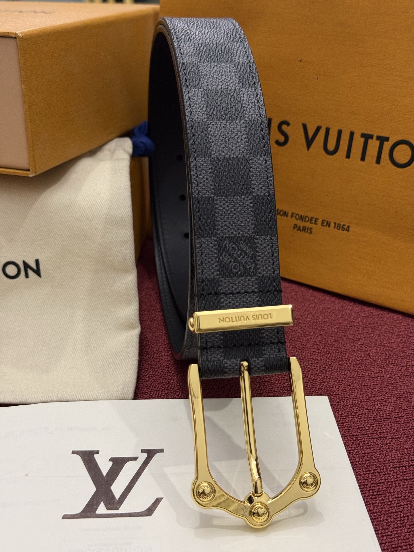 Lv 3.5腰带 Slender 皮带线条流畅，风格现代，具备无与伦比的多样性。采用深沉的印花皮革制成，一侧表面光滑，另