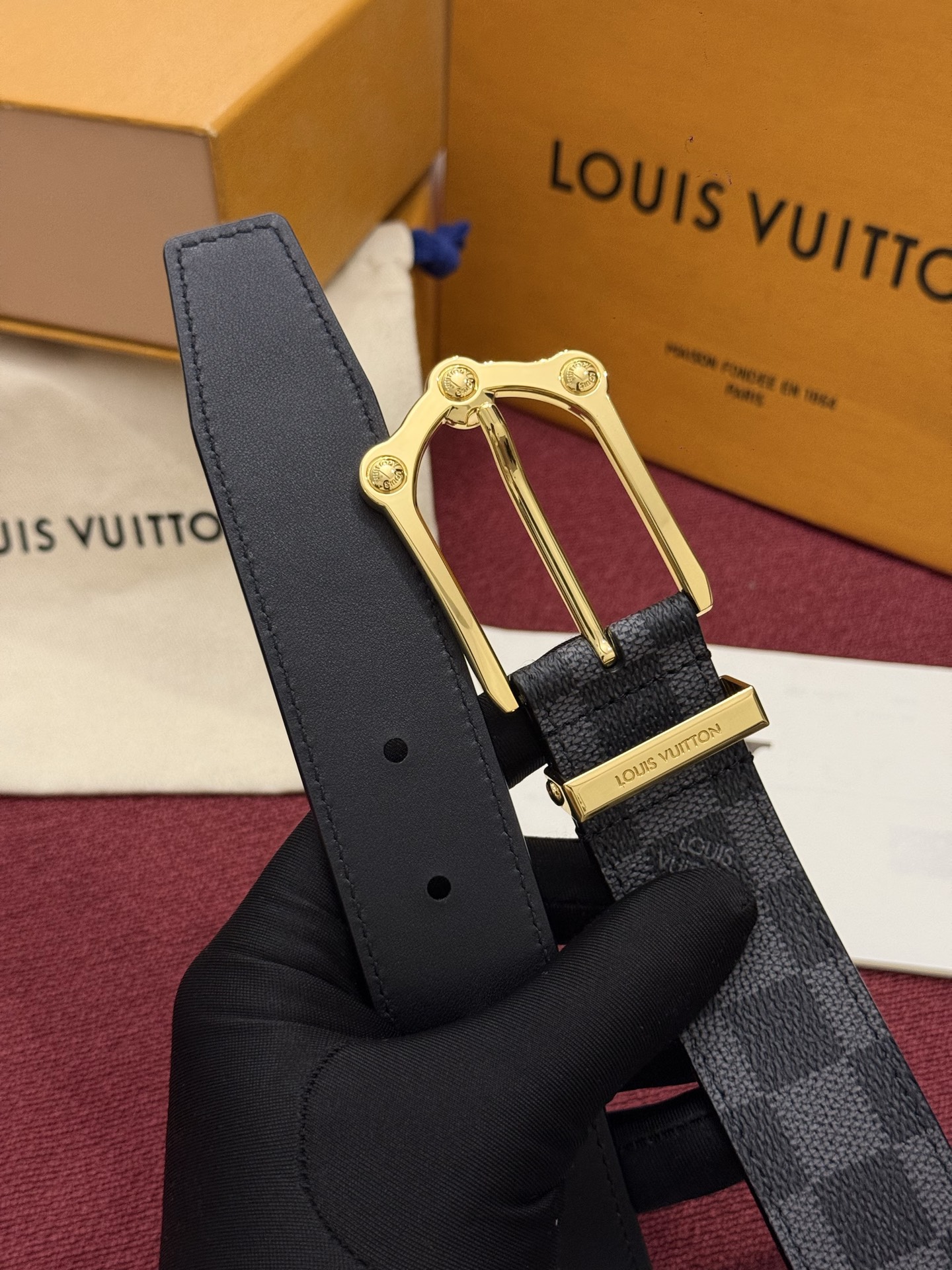 Lv 3.5腰带 Slender 皮带线条流畅，风格现代，具备无与伦比的多样性。采用深沉的印花皮革制成，一侧表面光滑，另