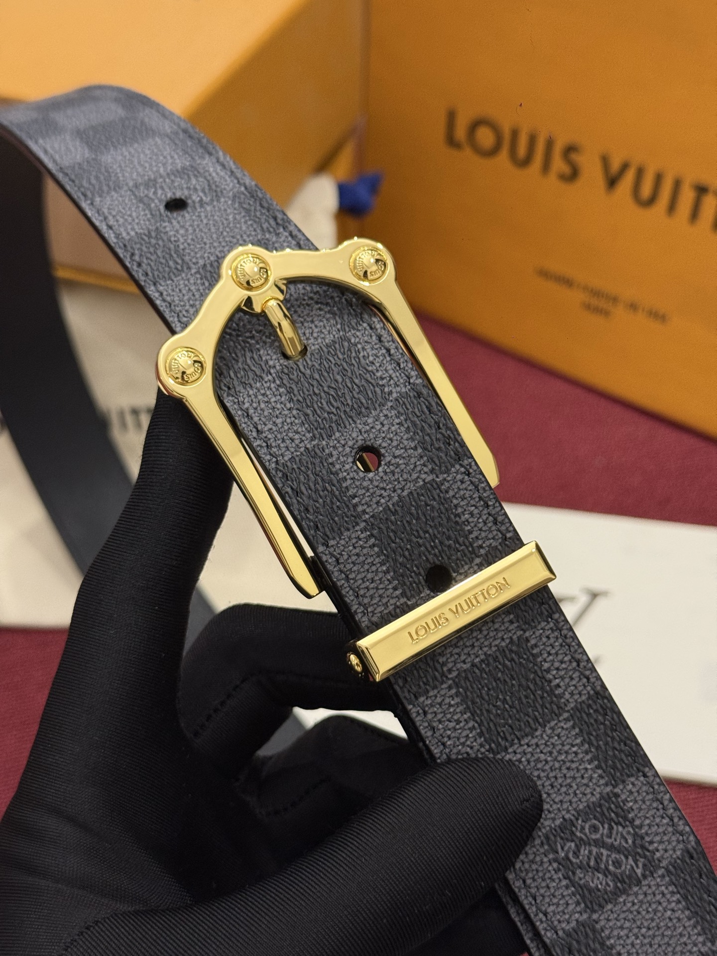 Lv 3.5腰带 Slender 皮带线条流畅，风格现代，具备无与伦比的多样性。采用深沉的印花皮革制成，一侧表面光滑，另