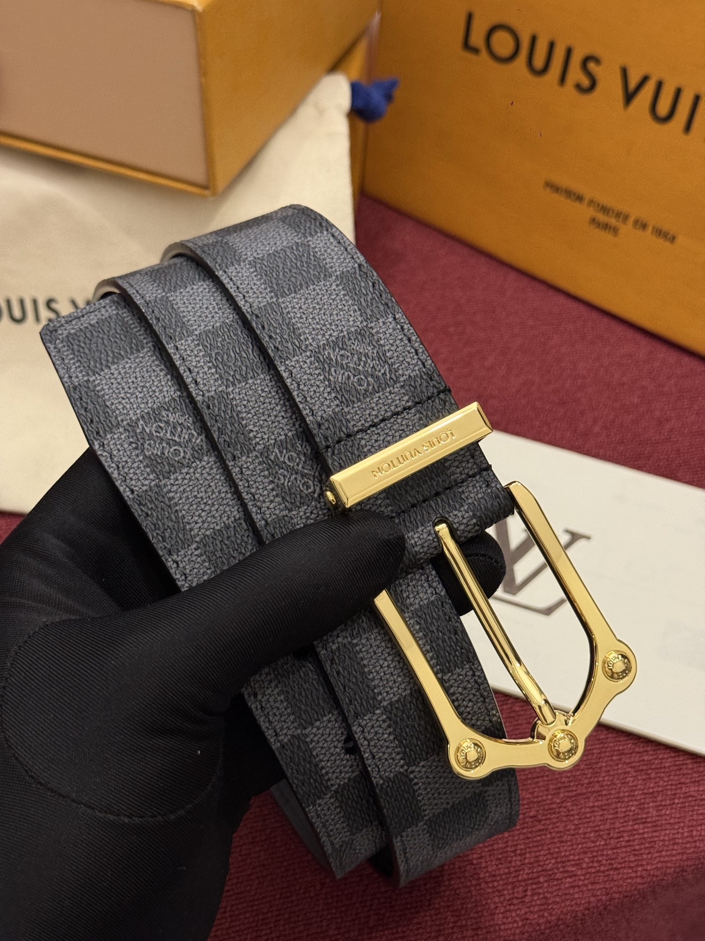 Lv 3.5腰带 Slender 皮带线条流畅，风格现代，具备无与伦比的多样性。采用深沉的印花皮革制成，一侧表面光滑，另