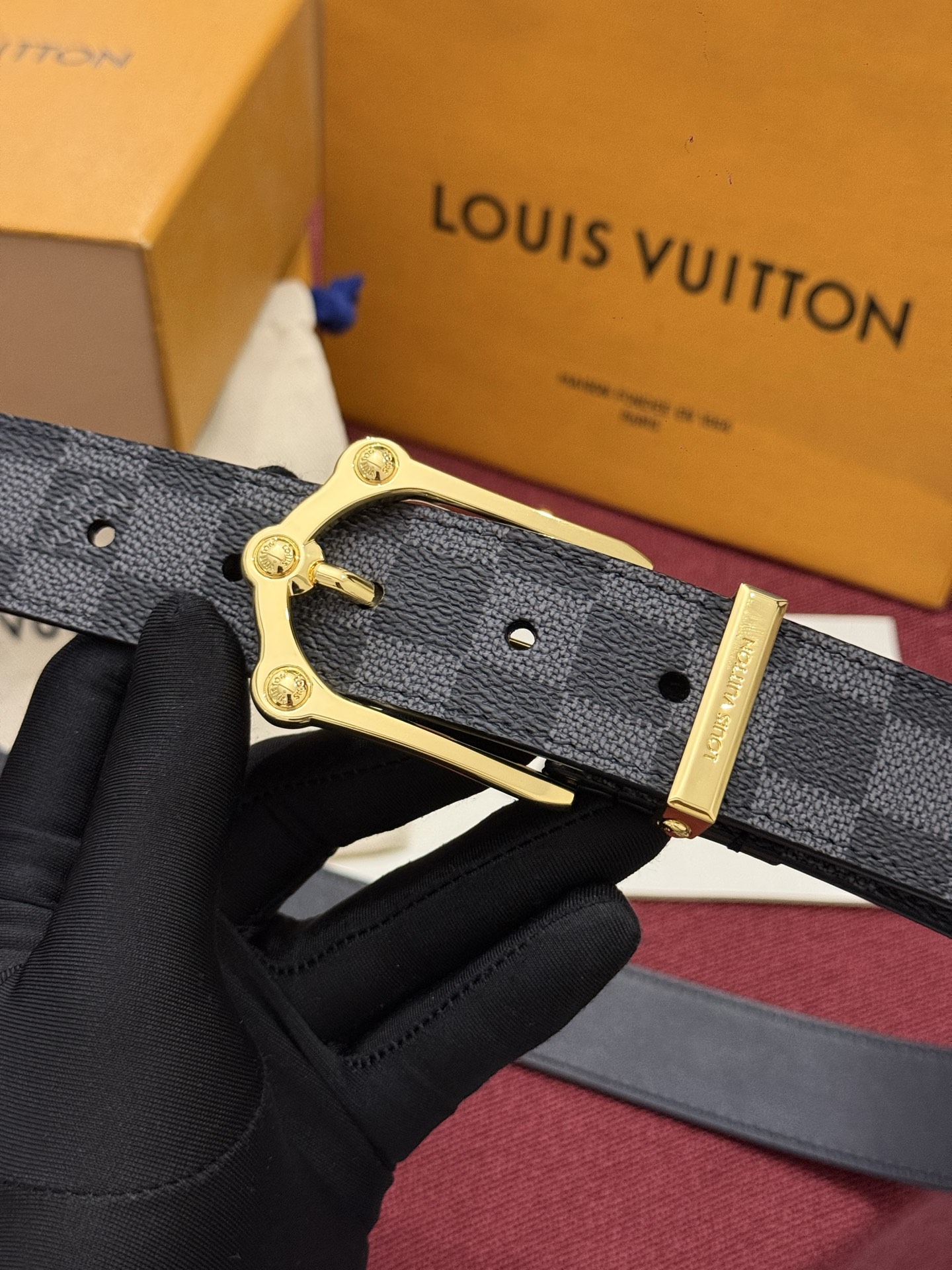 Lv 3.5腰带 Slender 皮带线条流畅，风格现代，具备无与伦比的多样性。采用深沉的印花皮革制成，一侧表面光滑，另
