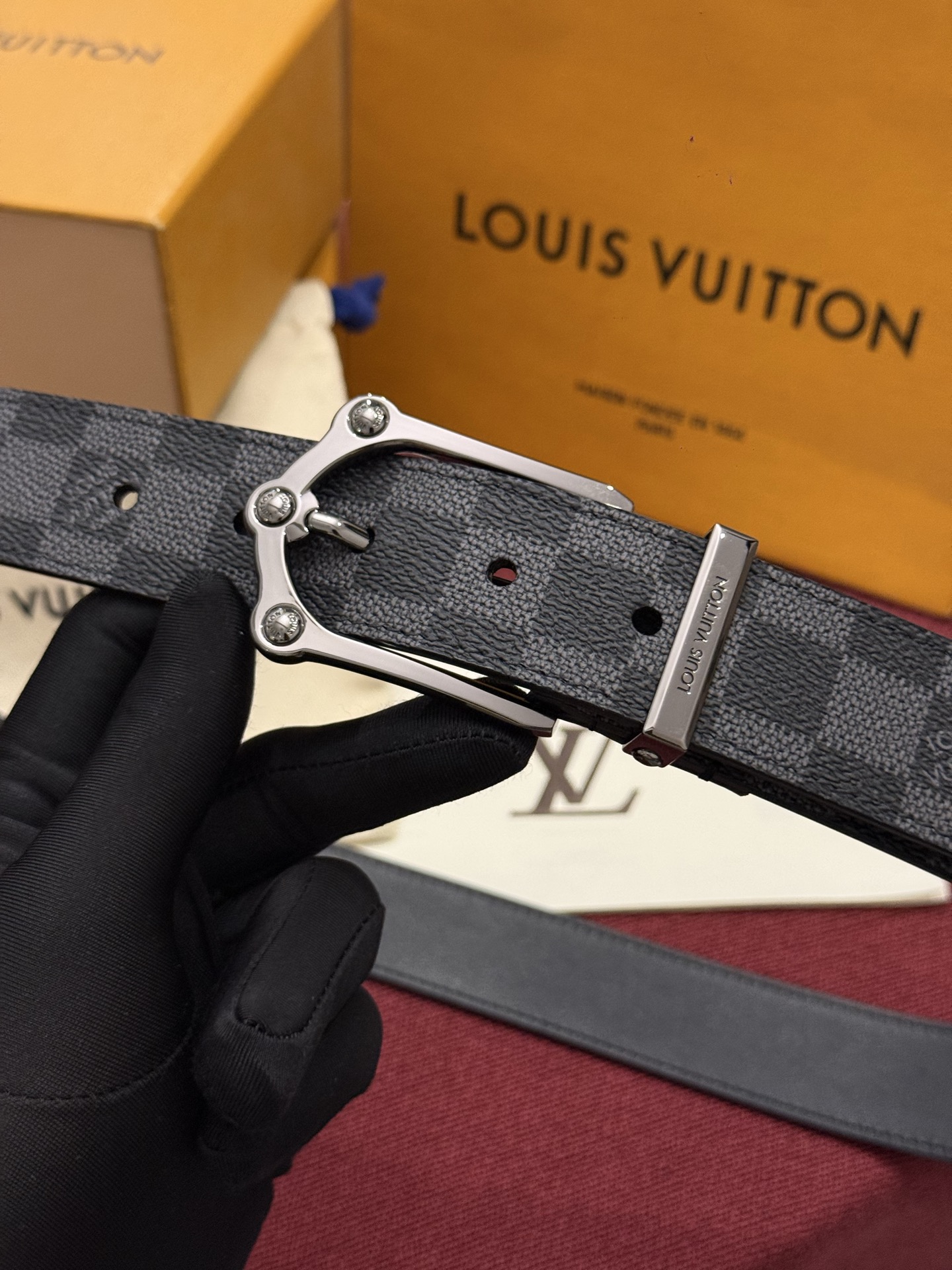 Lv 3.5腰带 Slender 皮带线条流畅，风格现代，具备无与伦比的多样性。采用深沉的印花皮革制成，一侧表面光滑，另