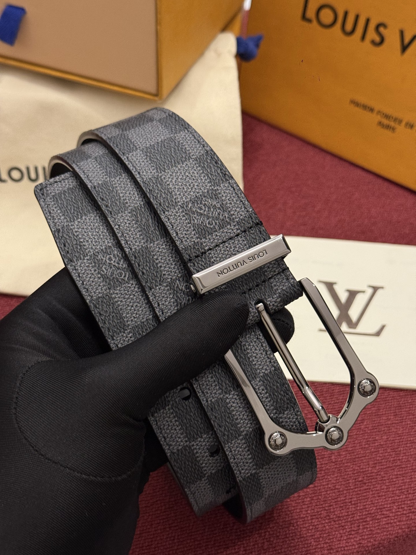 Lv 3.5腰带 Slender 皮带线条流畅，风格现代，具备无与伦比的多样性。采用深沉的印花皮革制成，一侧表面光滑，另