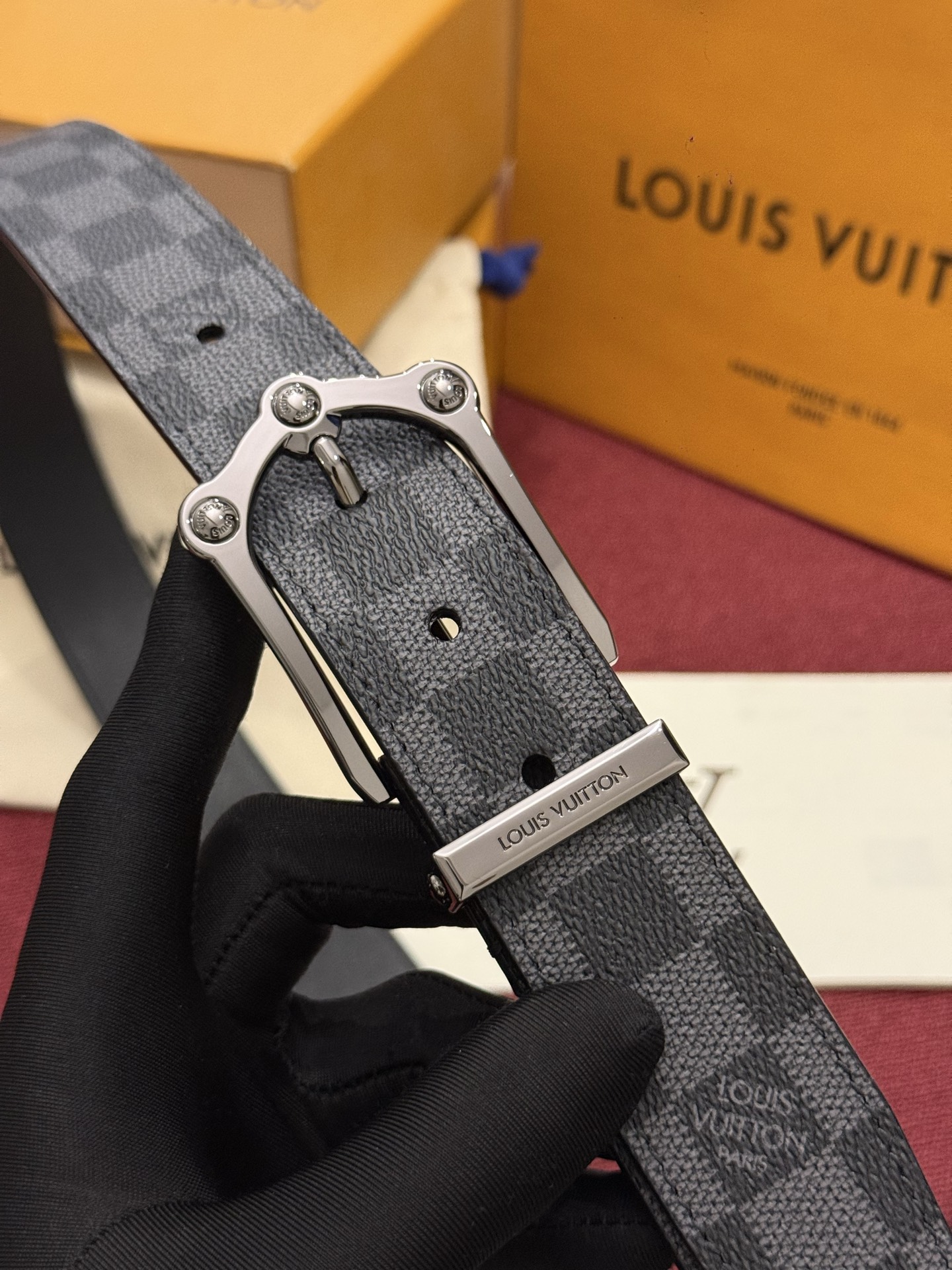 Lv 3.5腰带 Slender 皮带线条流畅，风格现代，具备无与伦比的多样性。采用深沉的印花皮革制成，一侧表面光滑，另