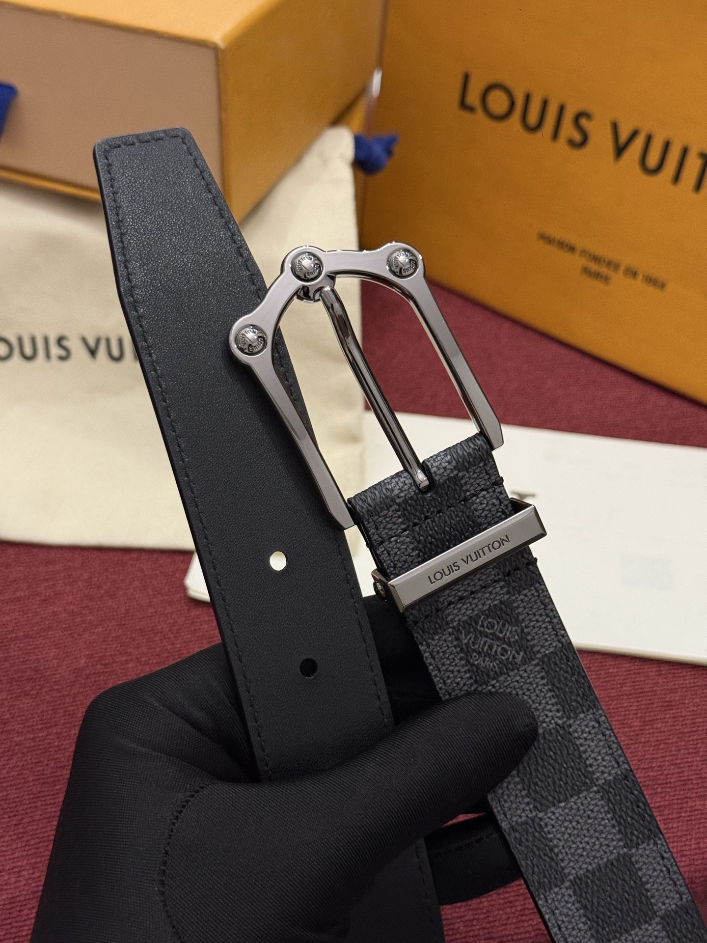 Lv 3.5腰带 Slender 皮带线条流畅，风格现代，具备无与伦比的多样性。采用深沉的印花皮革制成，一侧表面光滑，另