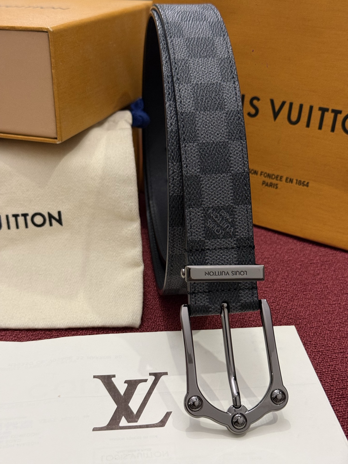 Lv 3.5腰带 Slender 皮带线条流畅，风格现代，具备无与伦比的多样性。采用深沉的印花皮革制成，一侧表面光滑，另