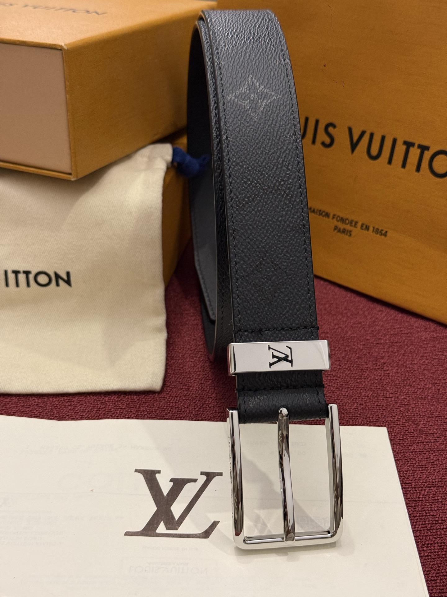 Lv 3.5腰带 Slender 皮带线条流畅，风格现代，具备无与伦比的多样性。采用深沉的印花皮革制成，一侧表面光滑，另
