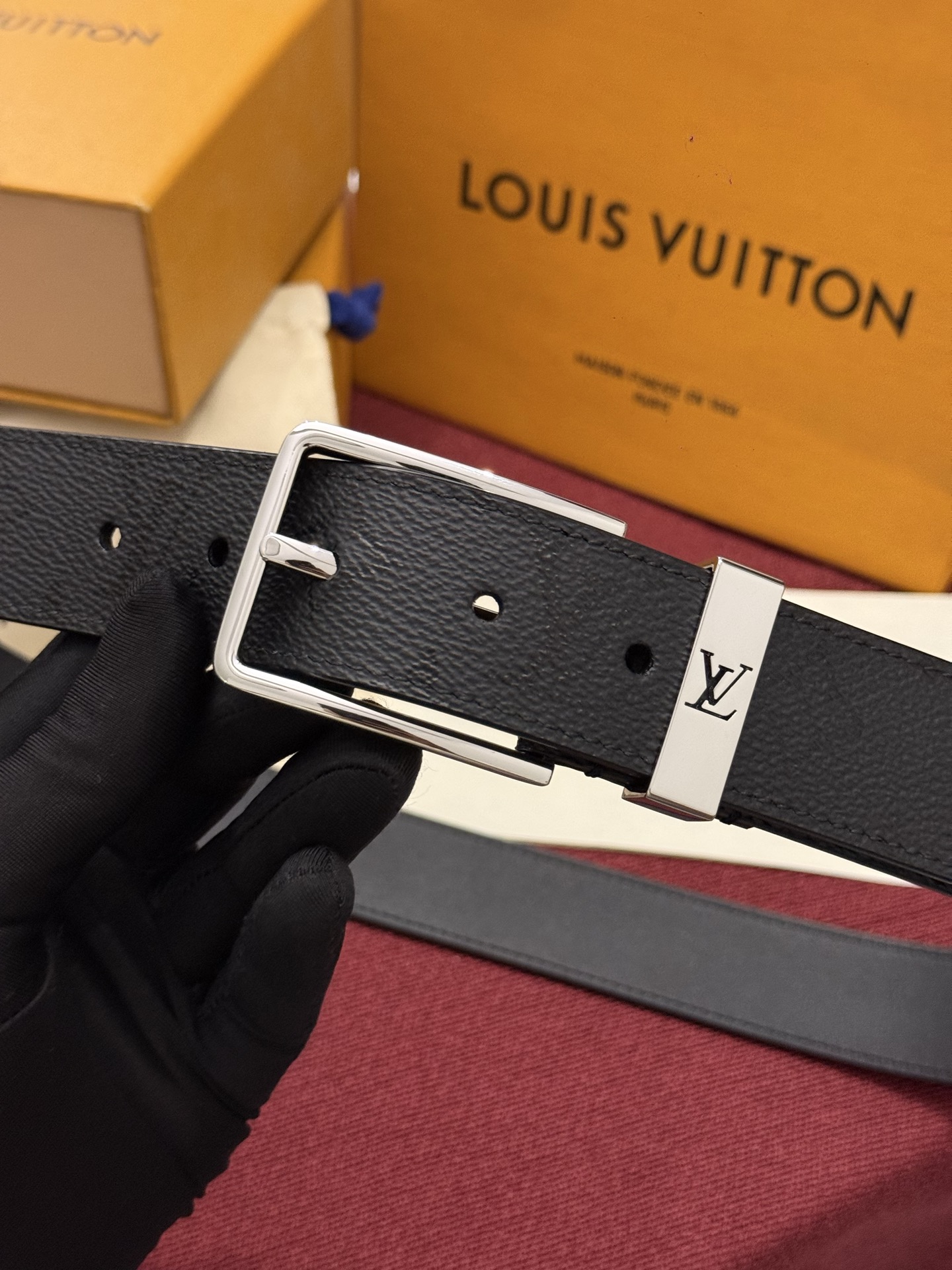 Lv 3.5腰带 Slender 皮带线条流畅，风格现代，具备无与伦比的多样性。采用深沉的印花皮革制成，一侧表面光滑，另
