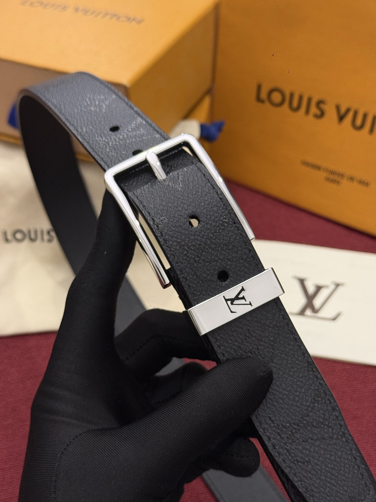 Lv 3.5腰带 Slender 皮带线条流畅，风格现代，具备无与伦比的多样性。采用深沉的印花皮革制成，一侧表面光滑，另