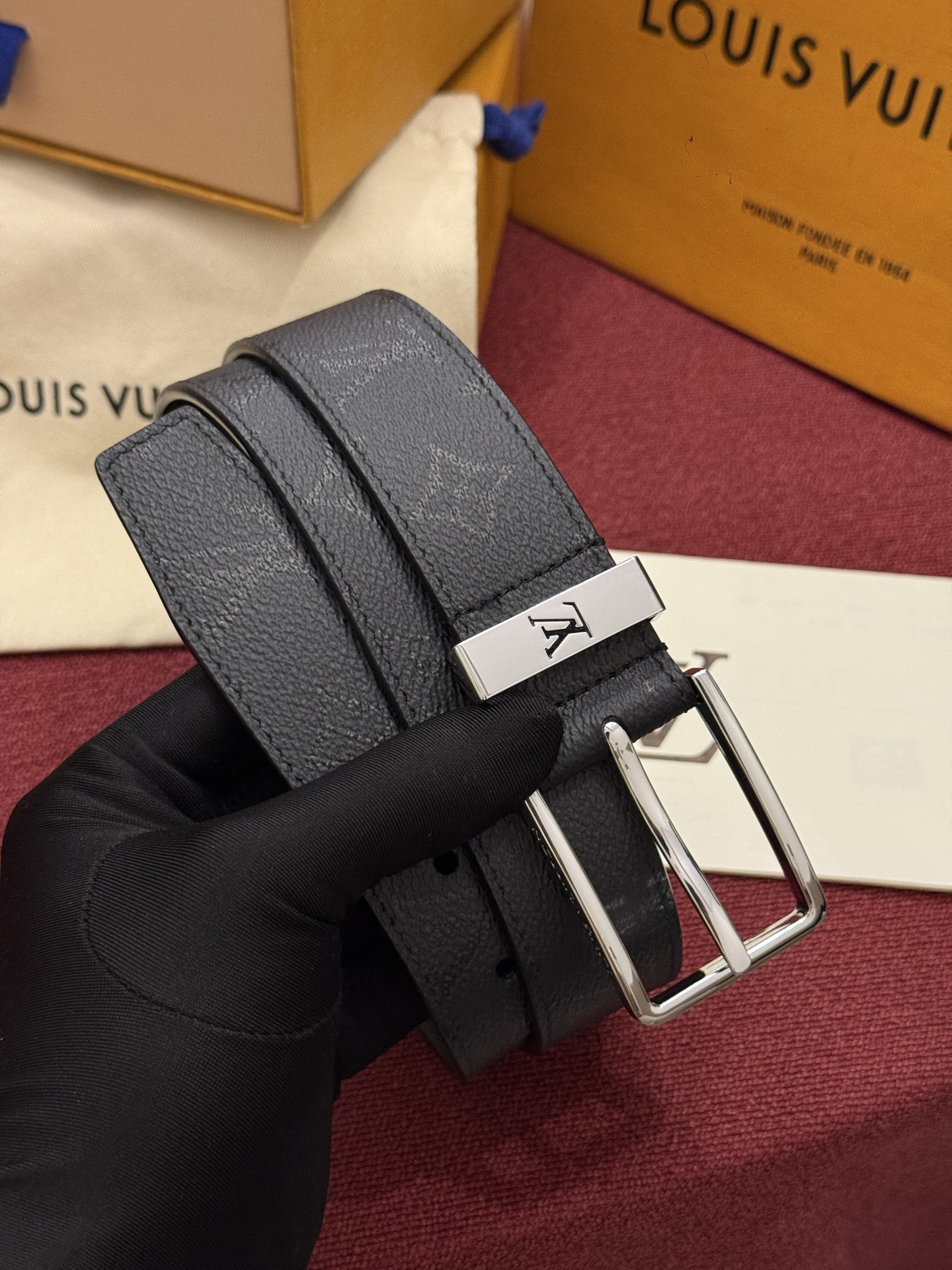 Lv 3.5腰带 Slender 皮带线条流畅，风格现代，具备无与伦比的多样性。采用深沉的印花皮革制成，一侧表面光滑，另