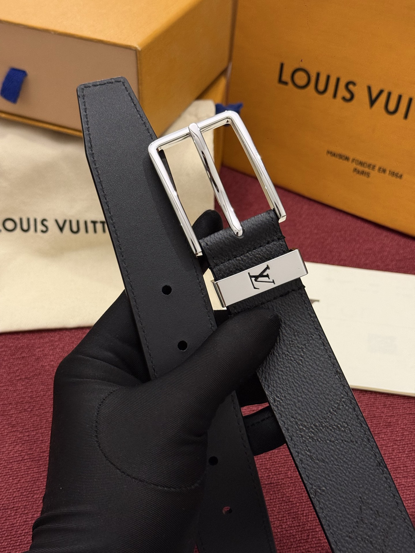 Lv 3.5腰带 Slender 皮带线条流畅，风格现代，具备无与伦比的多样性。采用深沉的印花皮革制成，一侧表面光滑，另