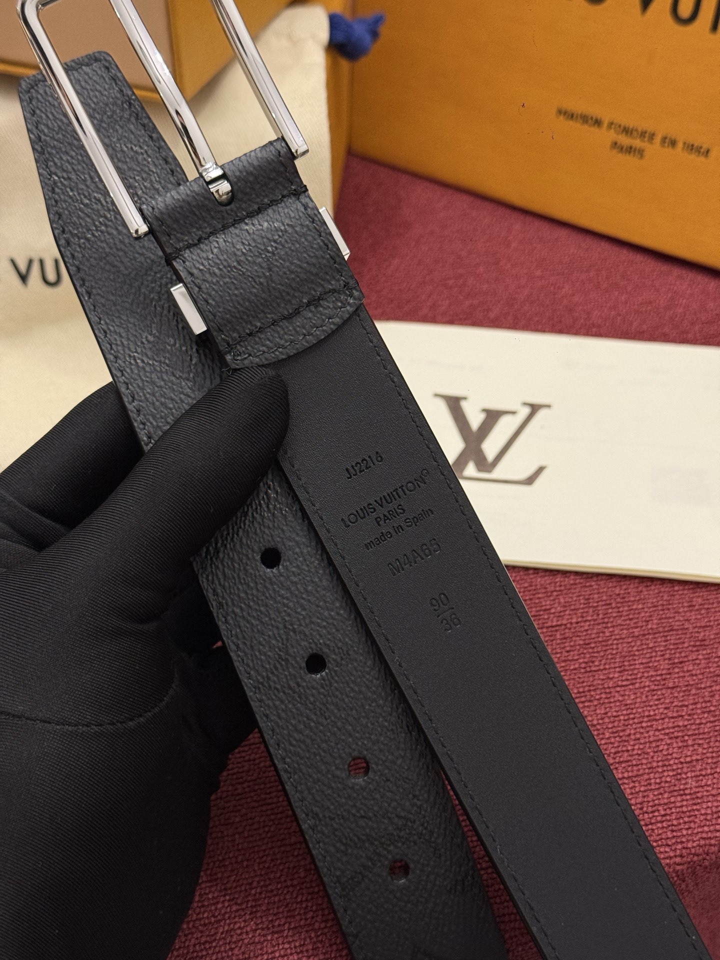 Lv 3.5腰带 Slender 皮带线条流畅，风格现代，具备无与伦比的多样性。采用深沉的印花皮革制成，一侧表面光滑，另