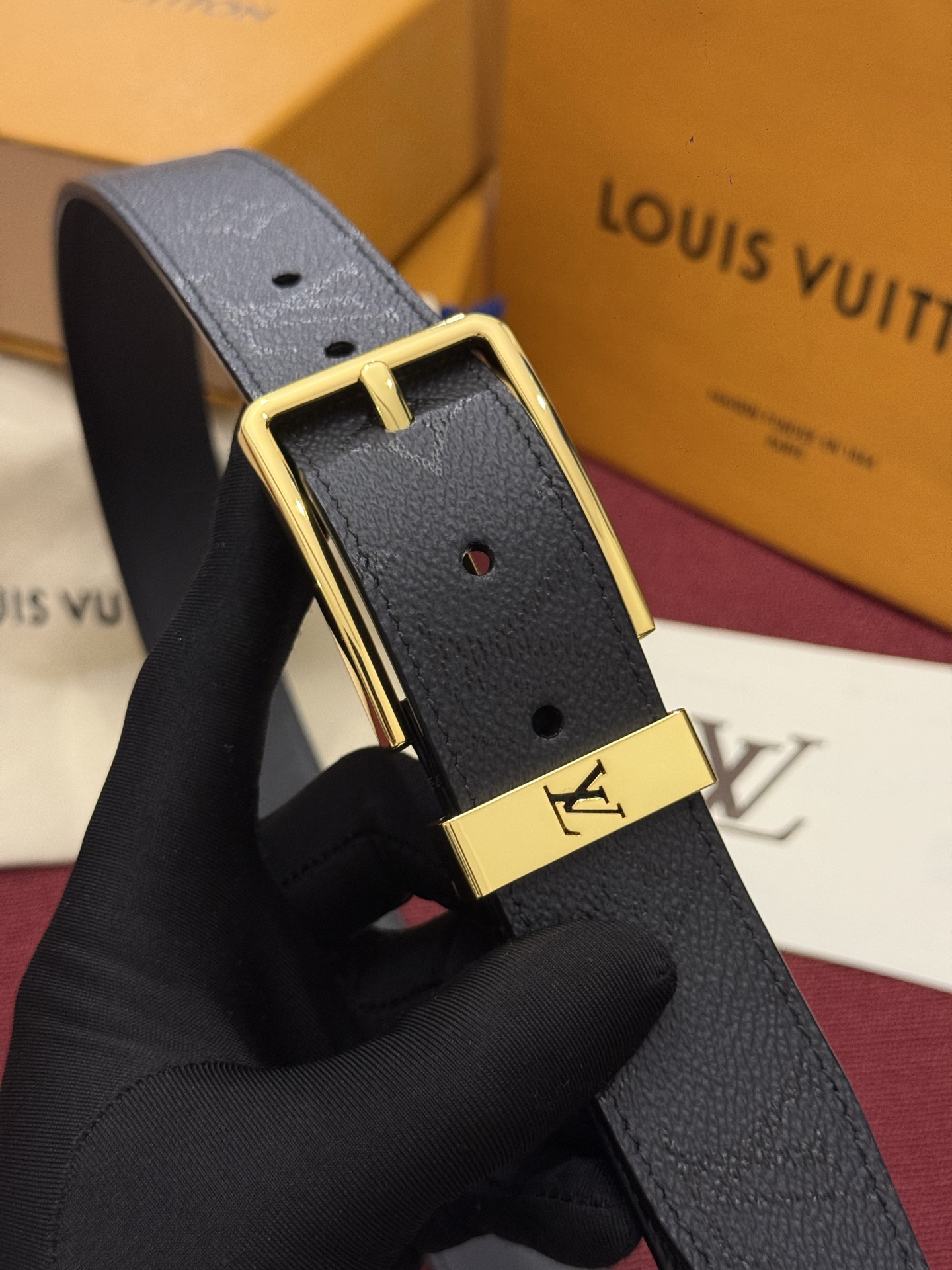 Lv 3.5腰带 Slender 皮带线条流畅，风格现代，具备无与伦比的多样性。采用深沉的印花皮革制成，一侧表面光滑，另