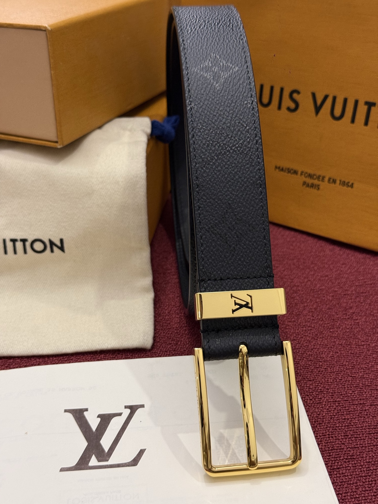 Lv 3.5腰带 Slender 皮带线条流畅，风格现代，具备无与伦比的多样性。采用深沉的印花皮革制成，一侧表面光滑，另