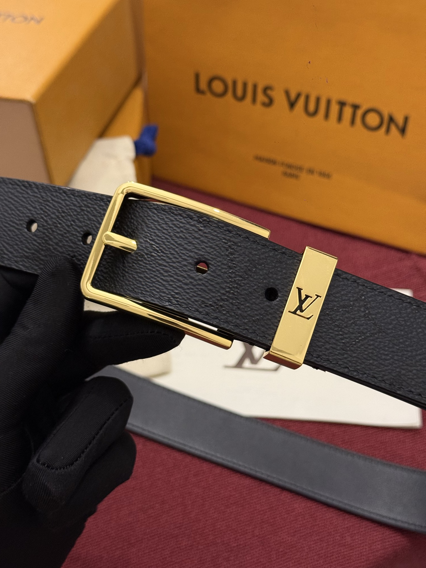 Lv 3.5腰带 Slender 皮带线条流畅，风格现代，具备无与伦比的多样性。采用深沉的印花皮革制成，一侧表面光滑，另