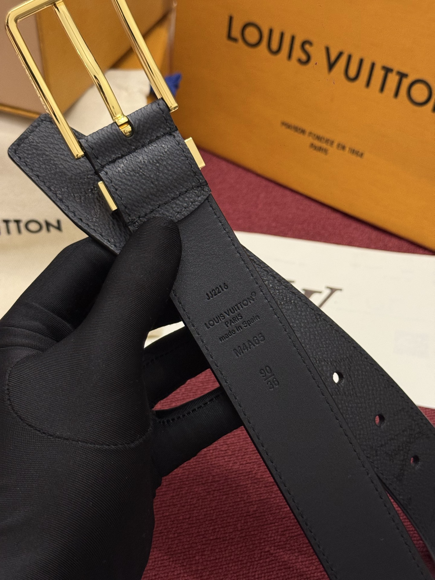 Lv 3.5腰带 Slender 皮带线条流畅，风格现代，具备无与伦比的多样性。采用深沉的印花皮革制成，一侧表面光滑，另