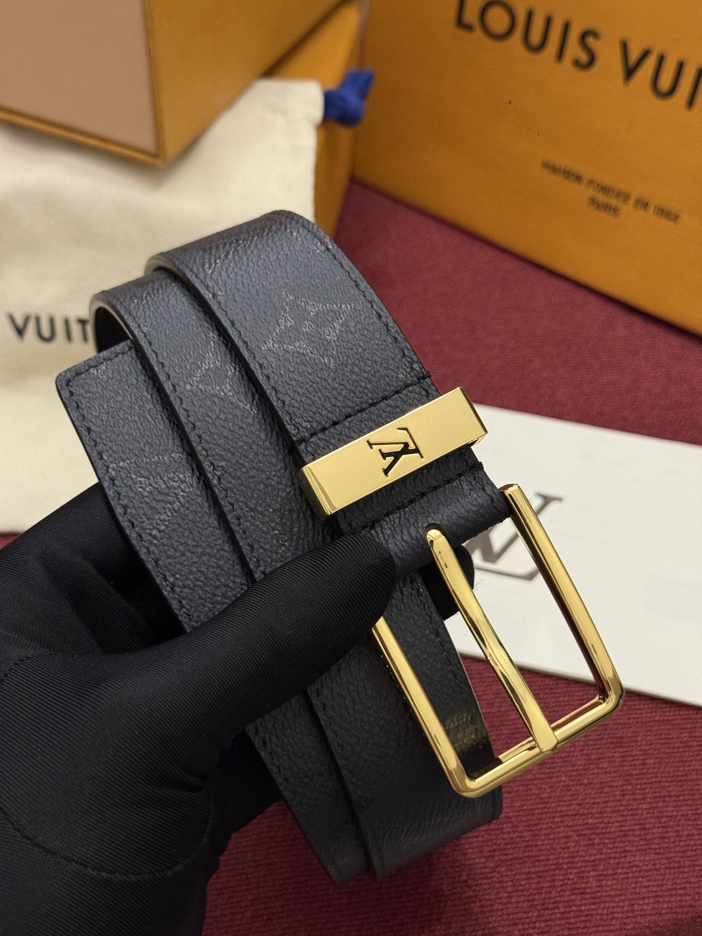 Lv 3.5腰带 Slender 皮带线条流畅，风格现代，具备无与伦比的多样性。采用深沉的印花皮革制成，一侧表面光滑，另