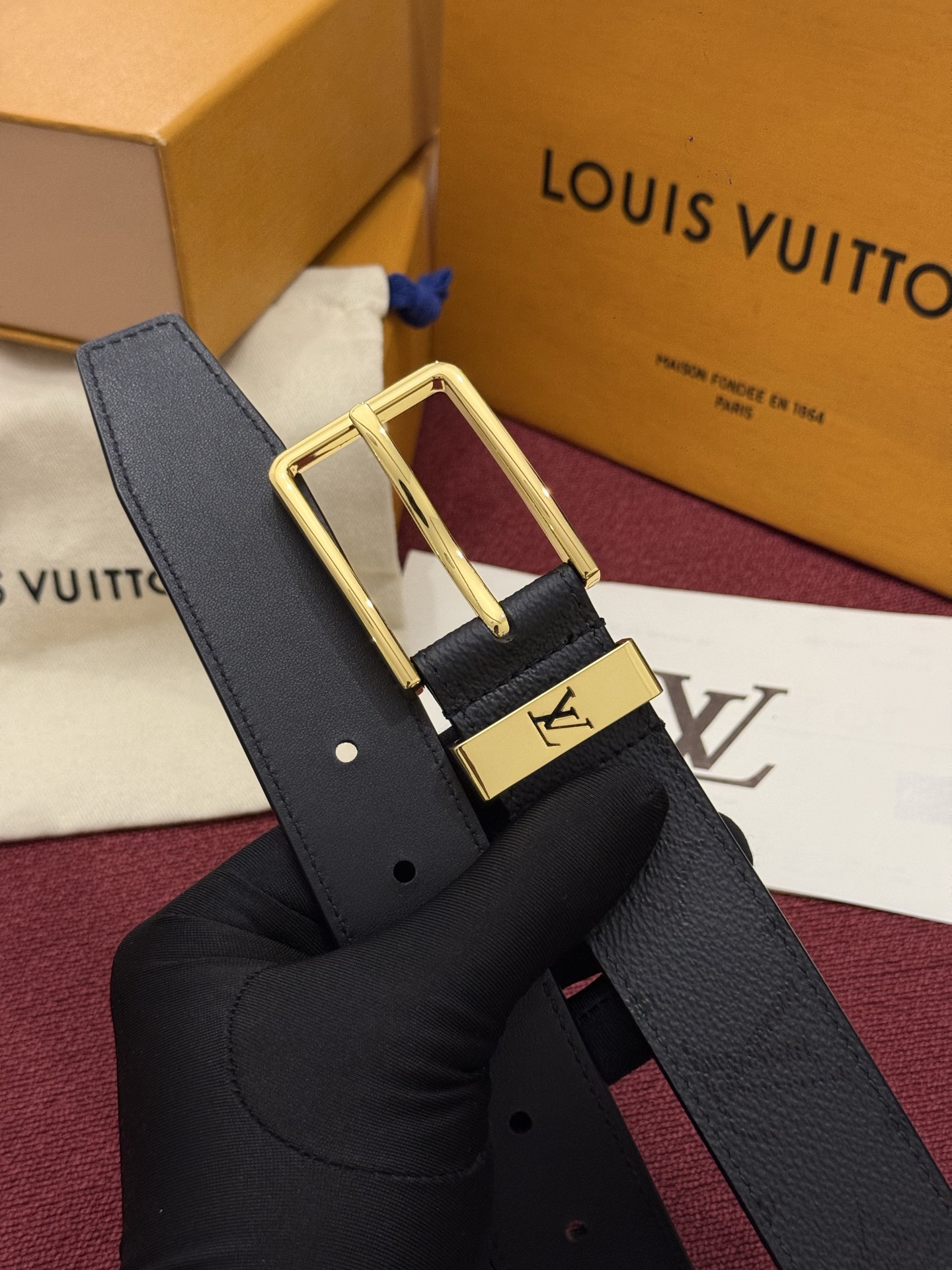 Lv 3.5腰带 Slender 皮带线条流畅，风格现代，具备无与伦比的多样性。采用深沉的印花皮革制成，一侧表面光滑，另