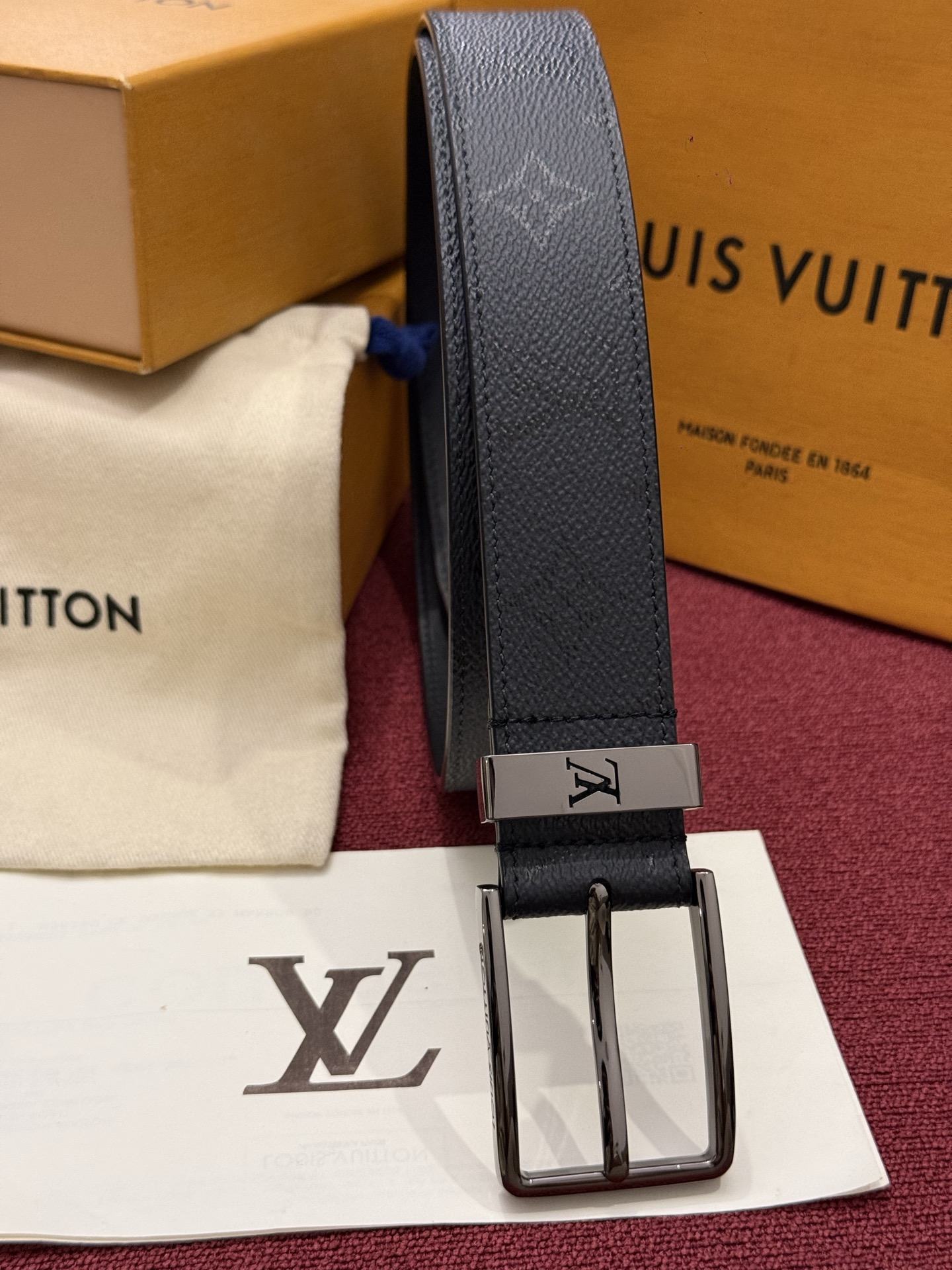 Lv 3.5腰带 Slender 皮带线条流畅，风格现代，具备无与伦比的多样性。采用深沉的印花皮革制成，一侧表面光滑，另