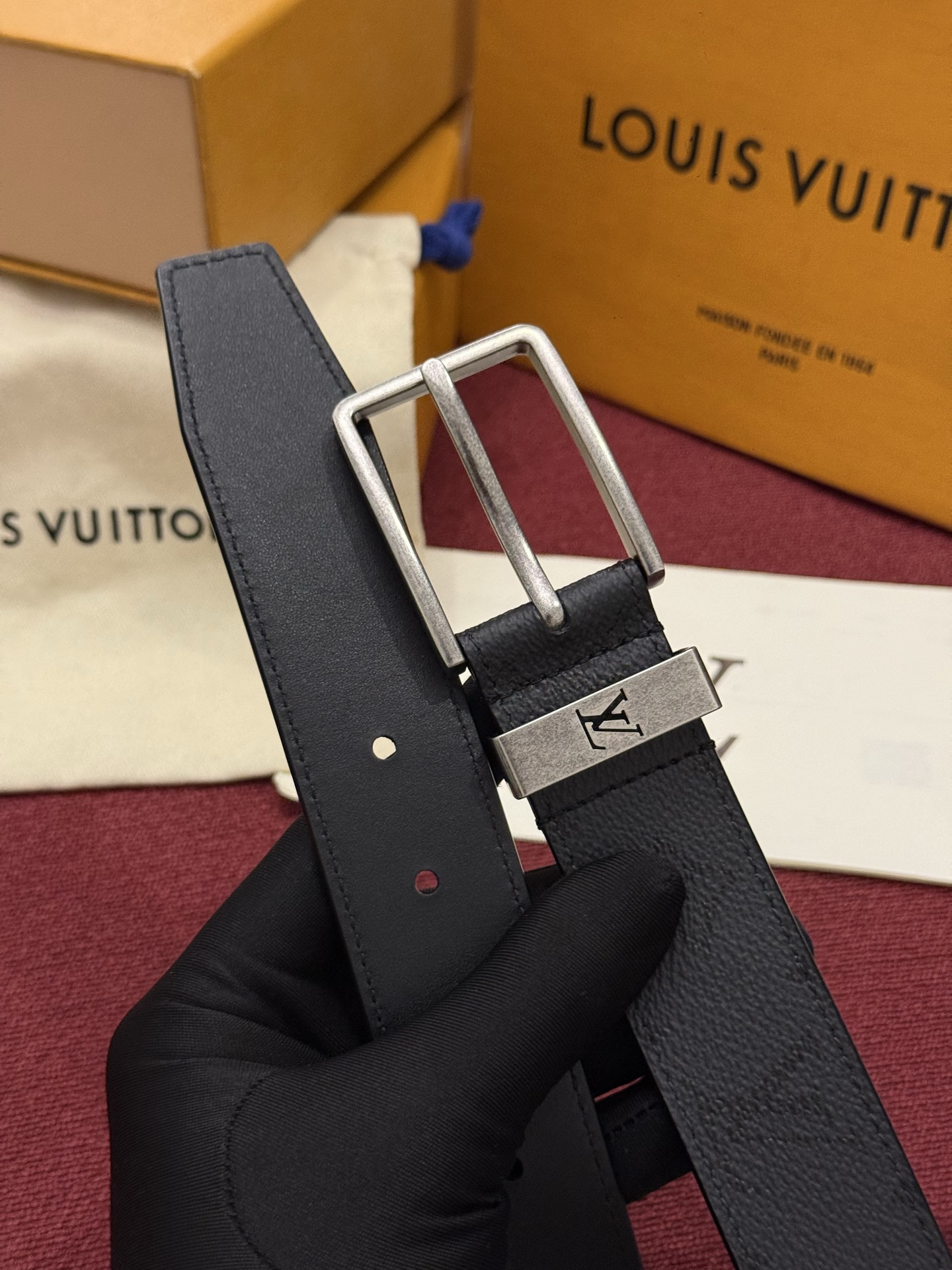 Lv 3.5腰带 Slender 皮带线条流畅，风格现代，具备无与伦比的多样性。采用深沉的印花皮革制成，一侧表面光滑，另