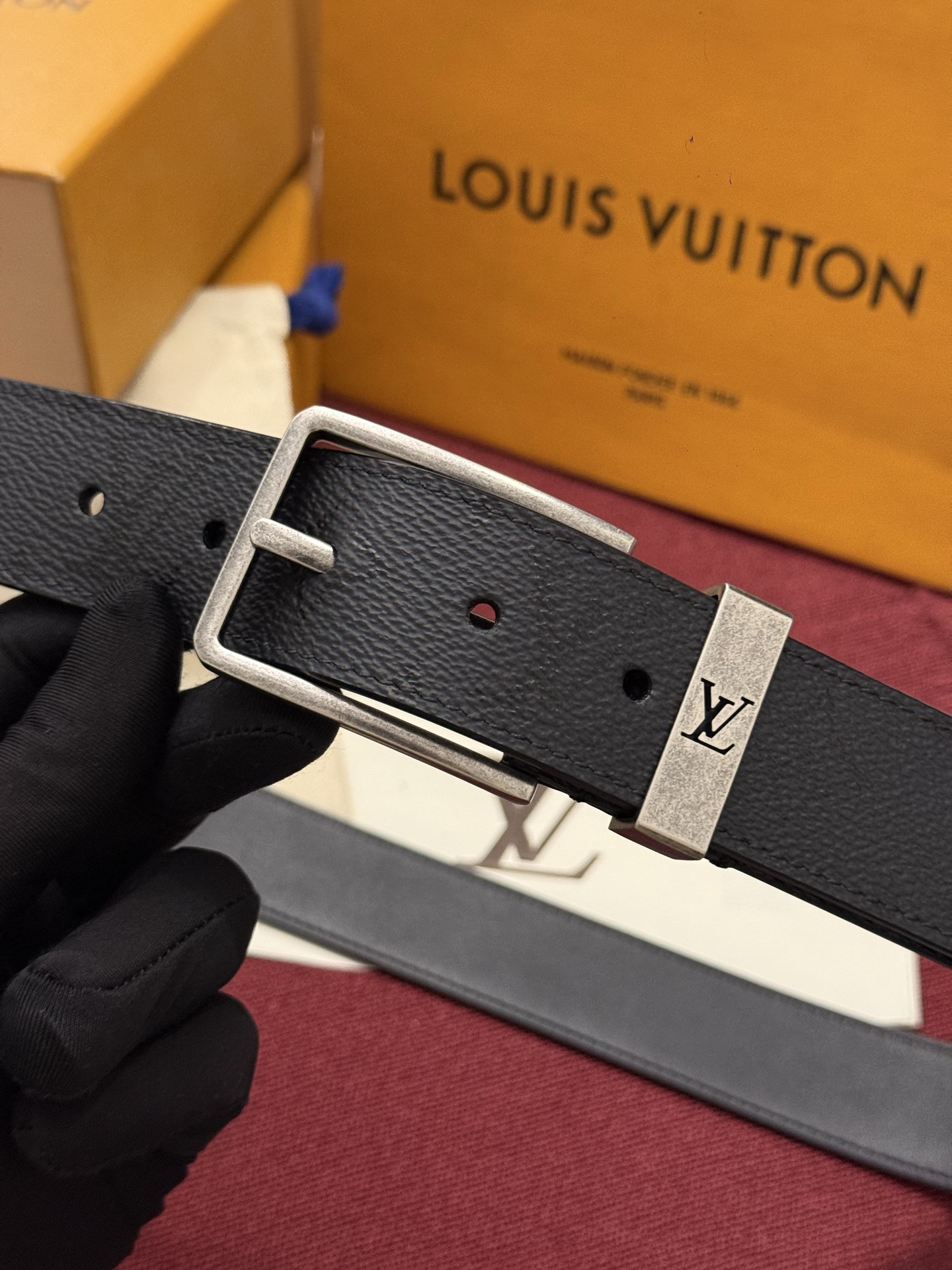 Lv 3.5腰带 Slender 皮带线条流畅，风格现代，具备无与伦比的多样性。采用深沉的印花皮革制成，一侧表面光滑，另