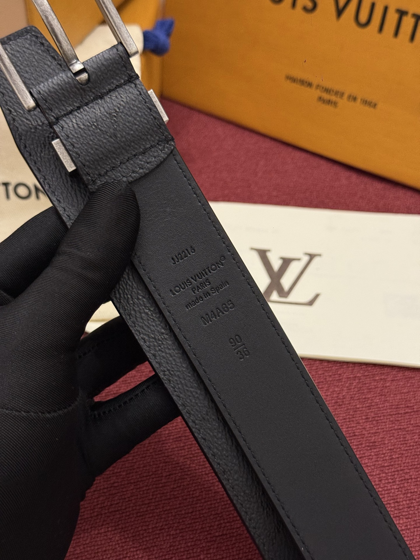 Lv 3.5腰带 Slender 皮带线条流畅，风格现代，具备无与伦比的多样性。采用深沉的印花皮革制成，一侧表面光滑，另