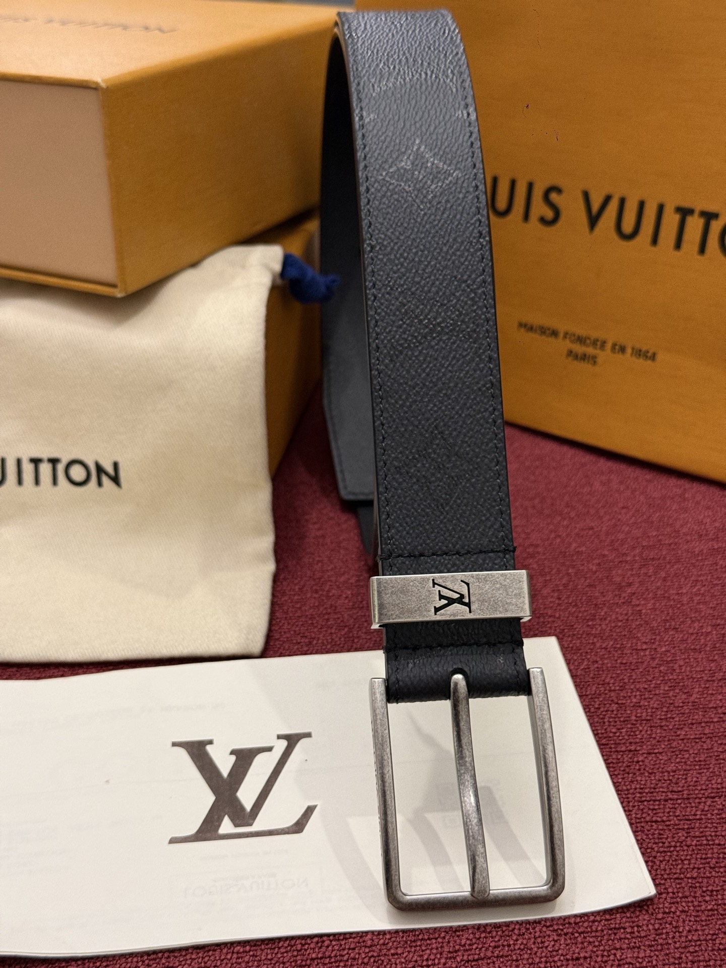 Lv 3.5腰带 Slender 皮带线条流畅，风格现代，具备无与伦比的多样性。采用深沉的印花皮革制成，一侧表面光滑，另