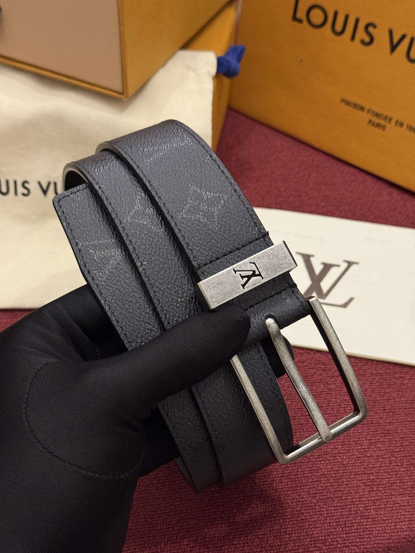 Lv 3.5腰带 Slender 皮带线条流畅，风格现代，具备无与伦比的多样性。采用深沉的印花皮革制成，一侧表面光滑，另
