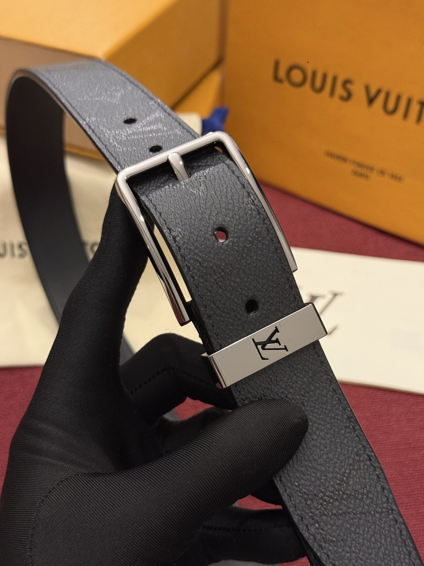 Lv 3.5腰带 Slender 皮带线条流畅，风格现代，具备无与伦比的多样性。采用深沉的印花皮革制成，一侧表面光滑，另