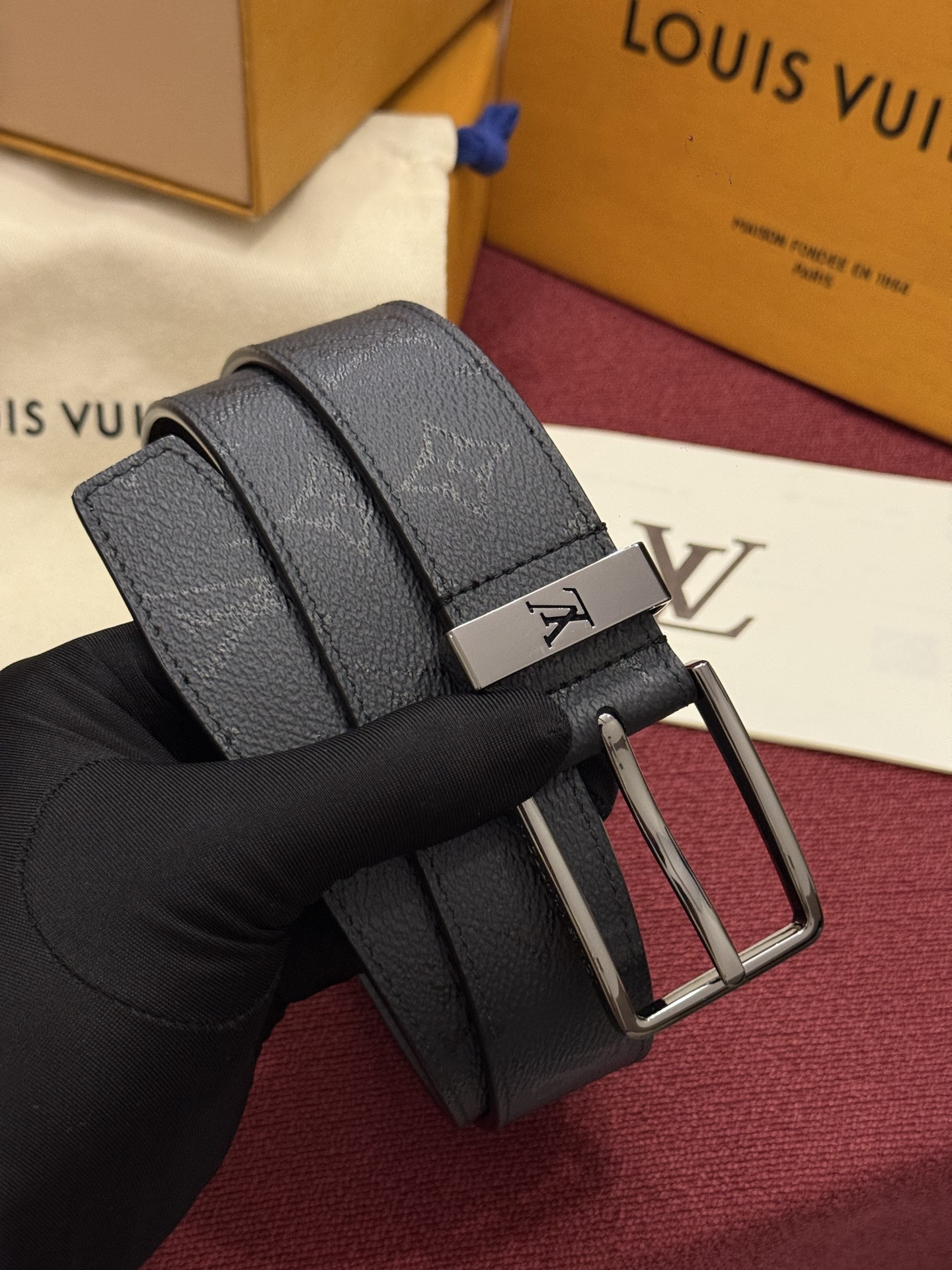 Lv 3.5腰带 Slender 皮带线条流畅，风格现代，具备无与伦比的多样性。采用深沉的印花皮革制成，一侧表面光滑，另