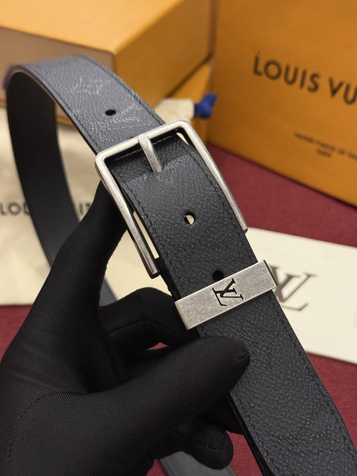 Lv 3.5腰带 Slender 皮带线条流畅，风格现代，具备无与伦比的多样性。采用深沉的印花皮革制成，一侧表面光滑，另