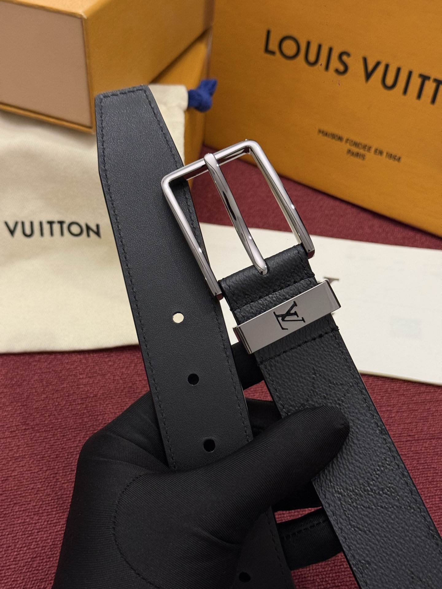 Lv 3.5腰带 Slender 皮带线条流畅，风格现代，具备无与伦比的多样性。采用深沉的印花皮革制成，一侧表面光滑，另