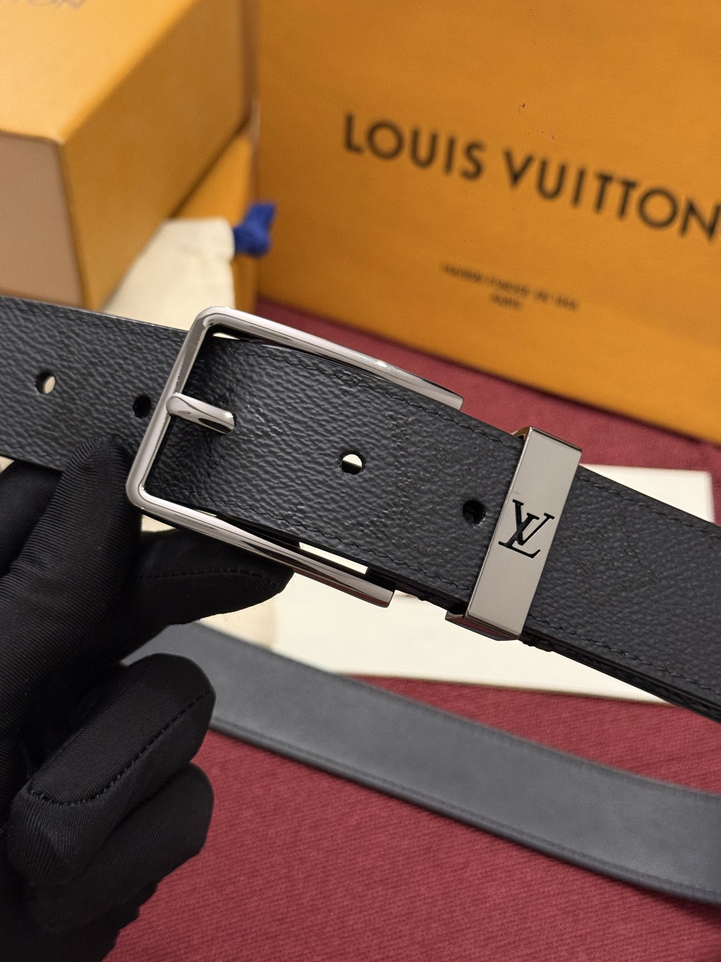 Lv 3.5腰带 Slender 皮带线条流畅，风格现代，具备无与伦比的多样性。采用深沉的印花皮革制成，一侧表面光滑，另