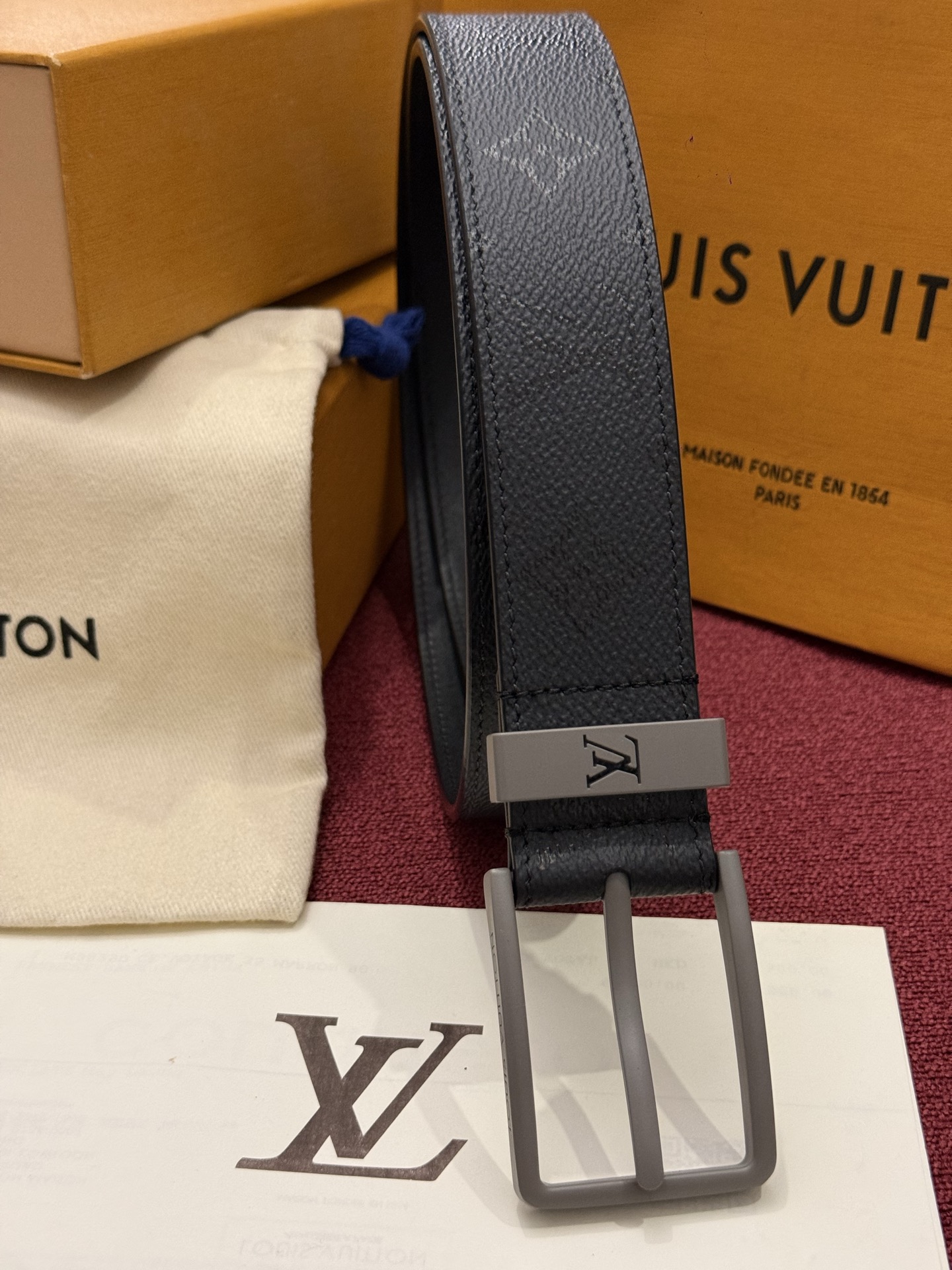 Lv 3.5腰带 Slender 皮带线条流畅，风格现代，具备无与伦比的多样性。采用深沉的印花皮革制成，一侧表面光滑，另