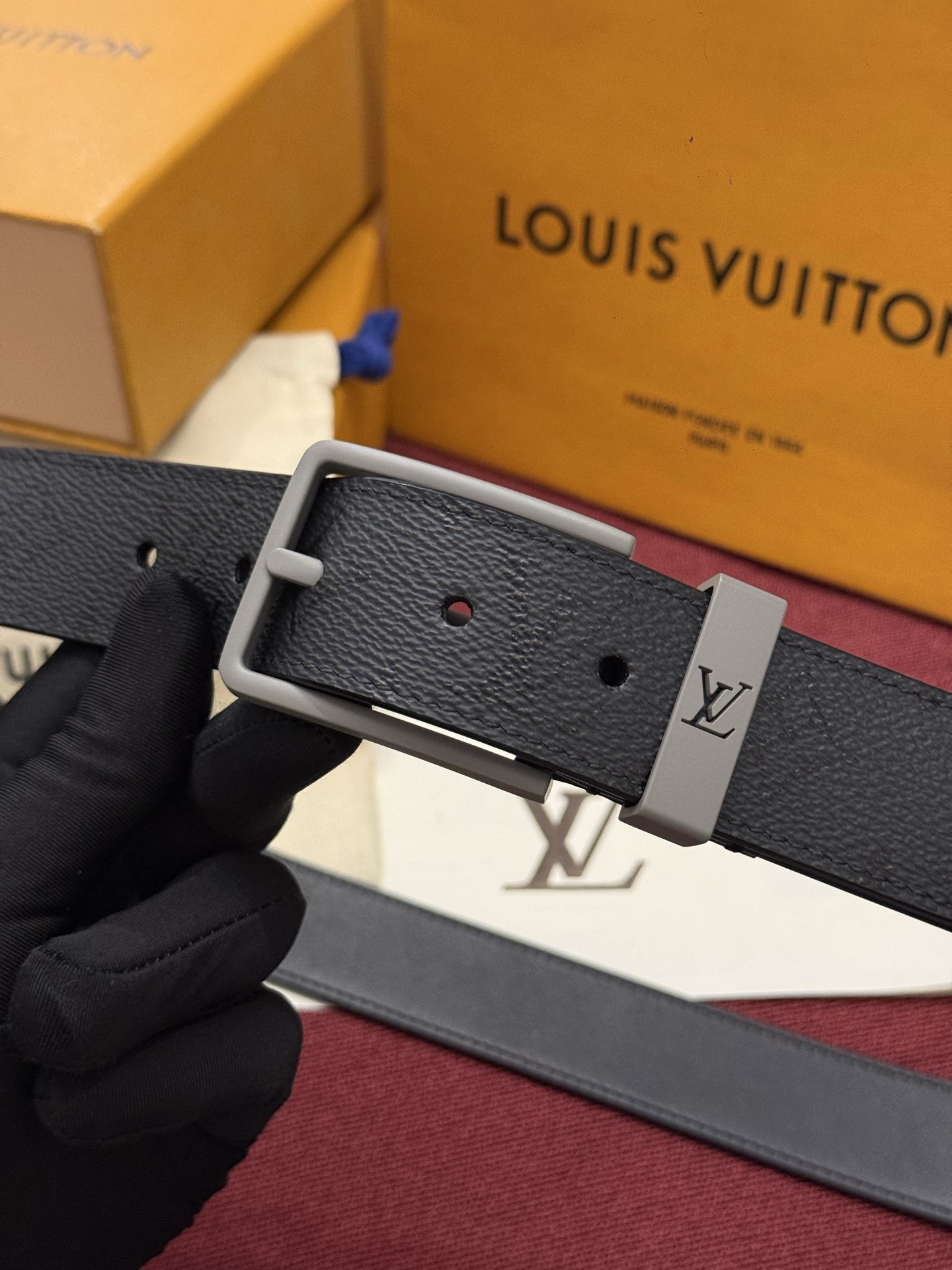 Lv 3.5腰带 Slender 皮带线条流畅，风格现代，具备无与伦比的多样性。采用深沉的印花皮革制成，一侧表面光滑，另