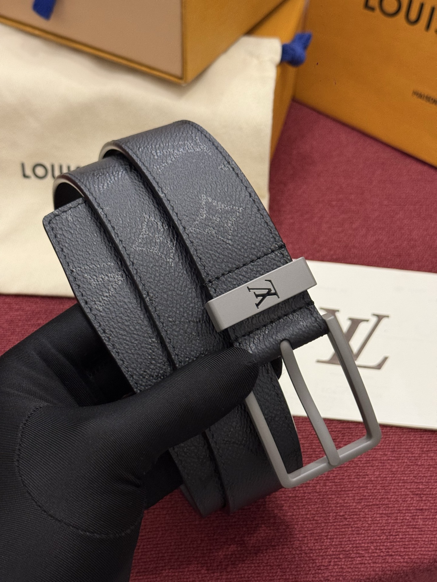 Lv 3.5腰带 Slender 皮带线条流畅，风格现代，具备无与伦比的多样性。采用深沉的印花皮革制成，一侧表面光滑，另