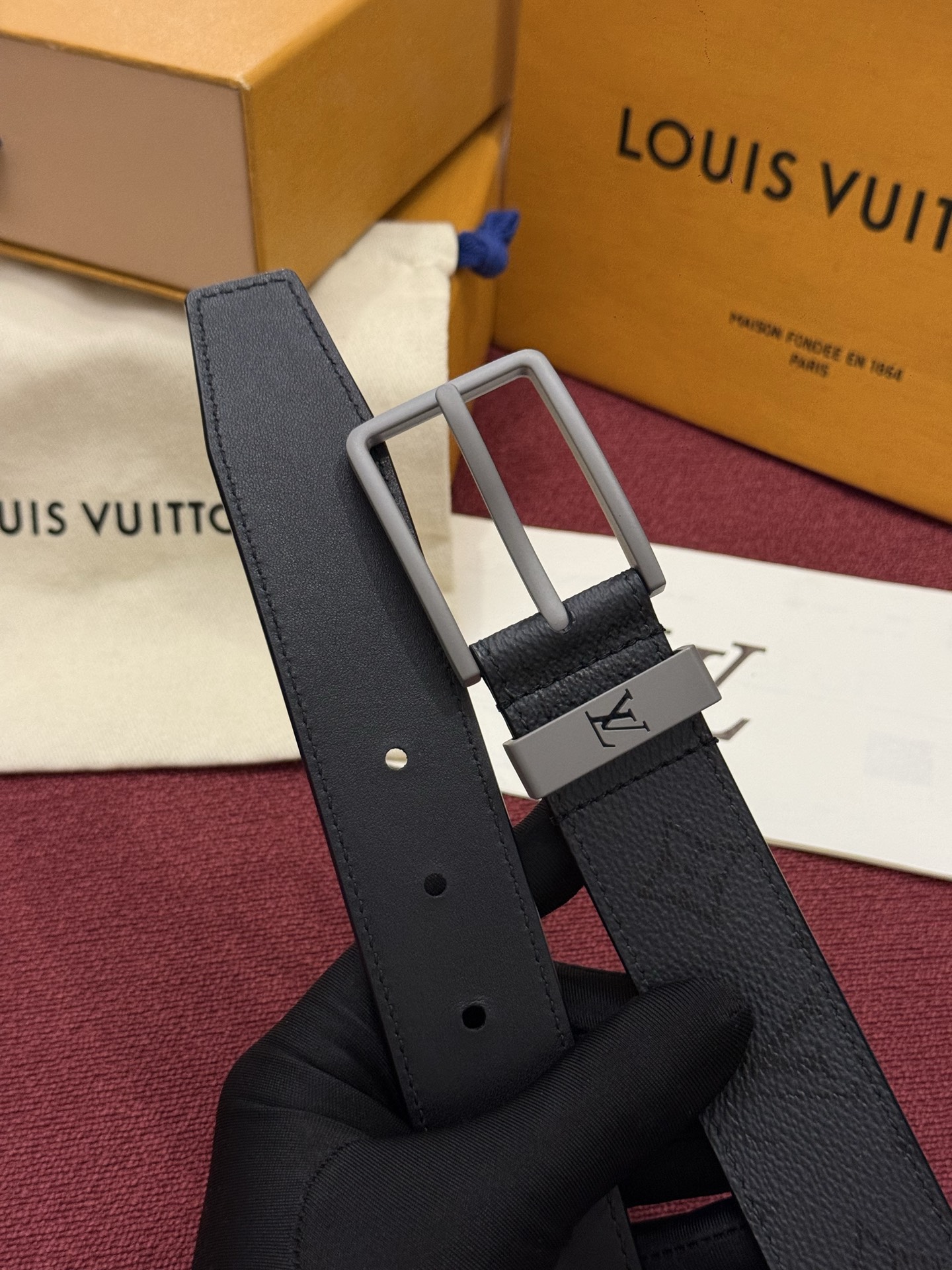 Lv 3.5腰带 Slender 皮带线条流畅，风格现代，具备无与伦比的多样性。采用深沉的印花皮革制成，一侧表面光滑，另