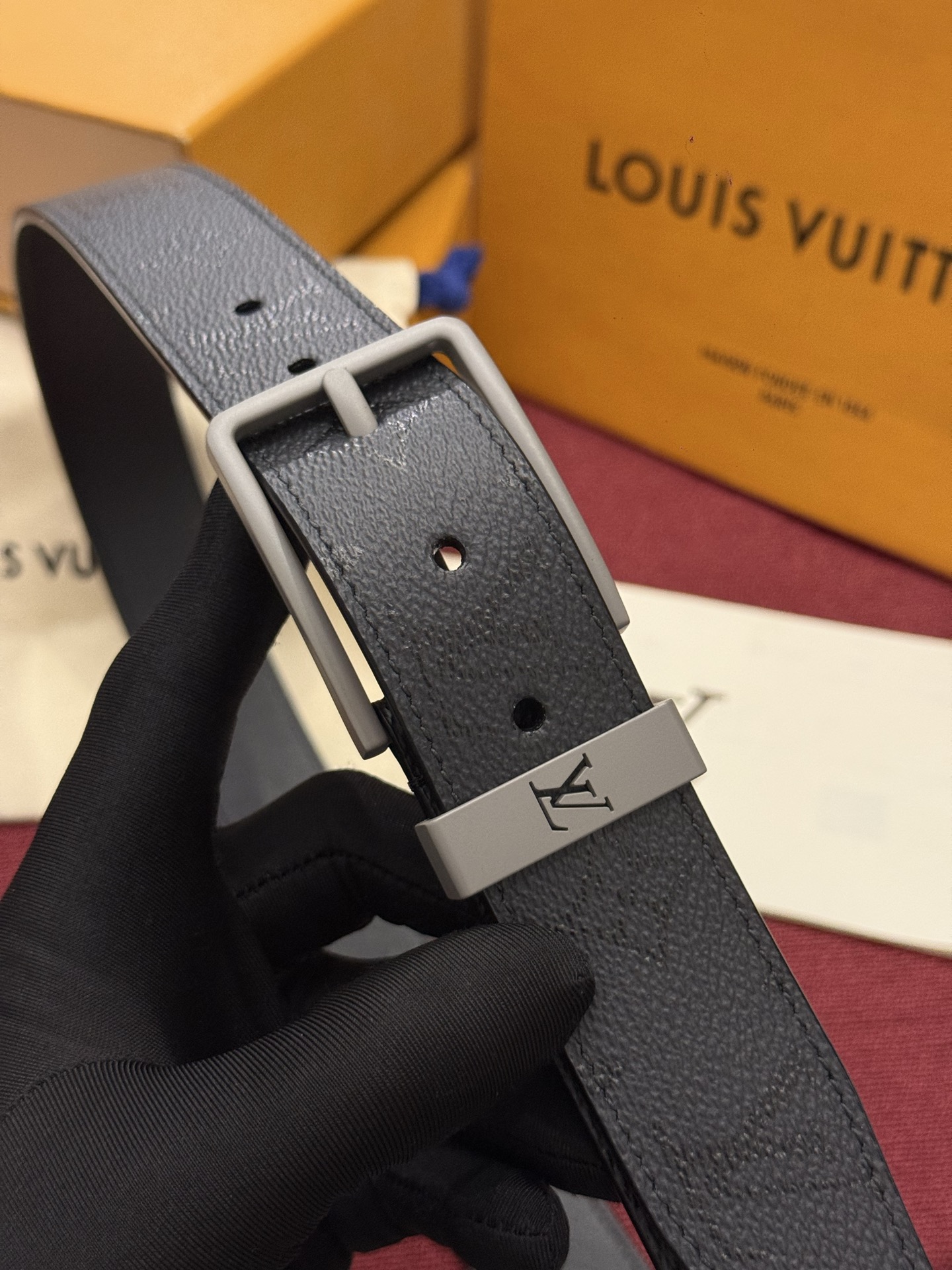 Lv 3.5腰带 Slender 皮带线条流畅，风格现代，具备无与伦比的多样性。采用深沉的印花皮革制成，一侧表面光滑，另