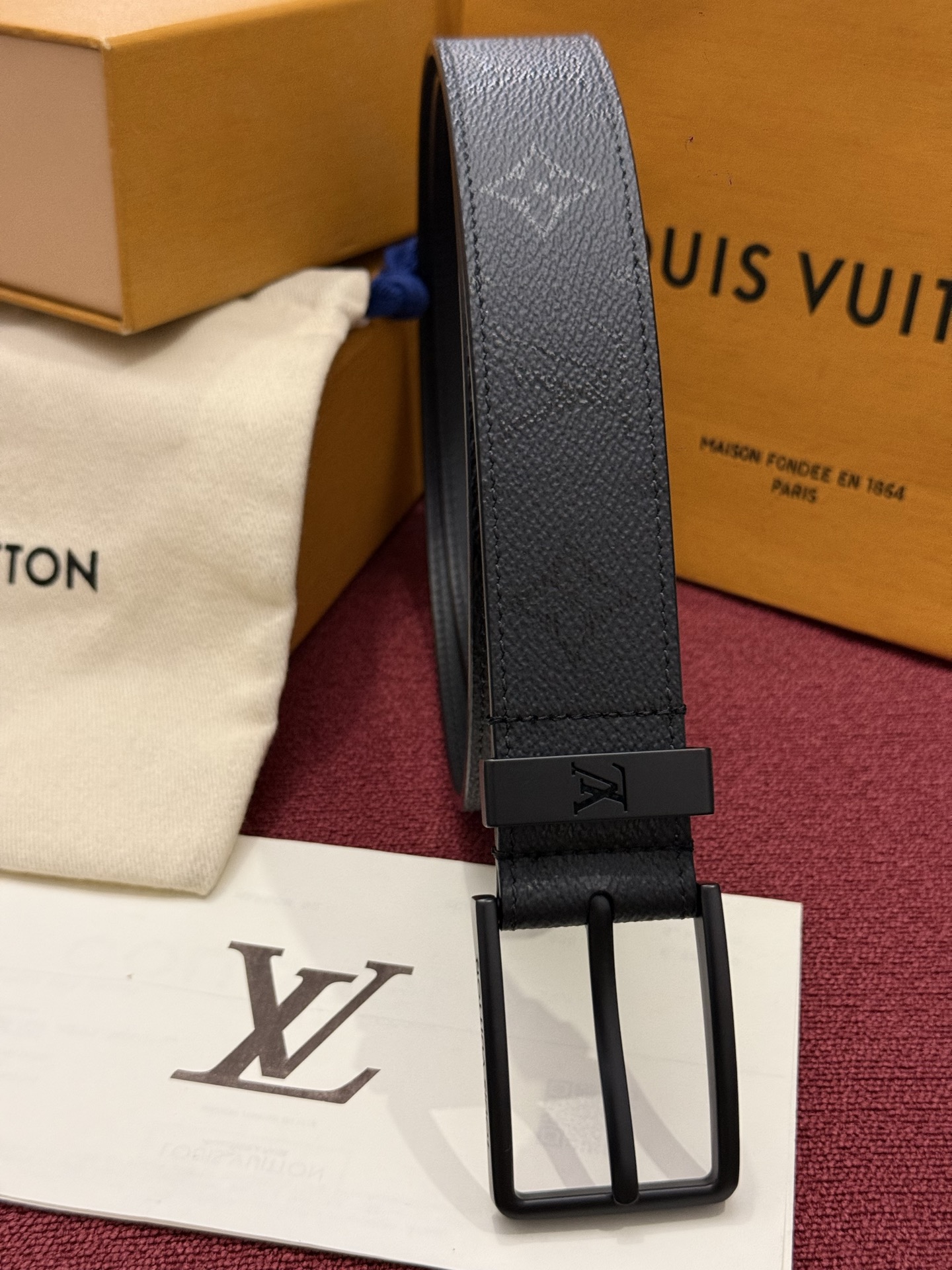 Lv 3.5腰带 Slender 皮带线条流畅，风格现代，具备无与伦比的多样性。采用深沉的印花皮革制成，一侧表面光滑，另