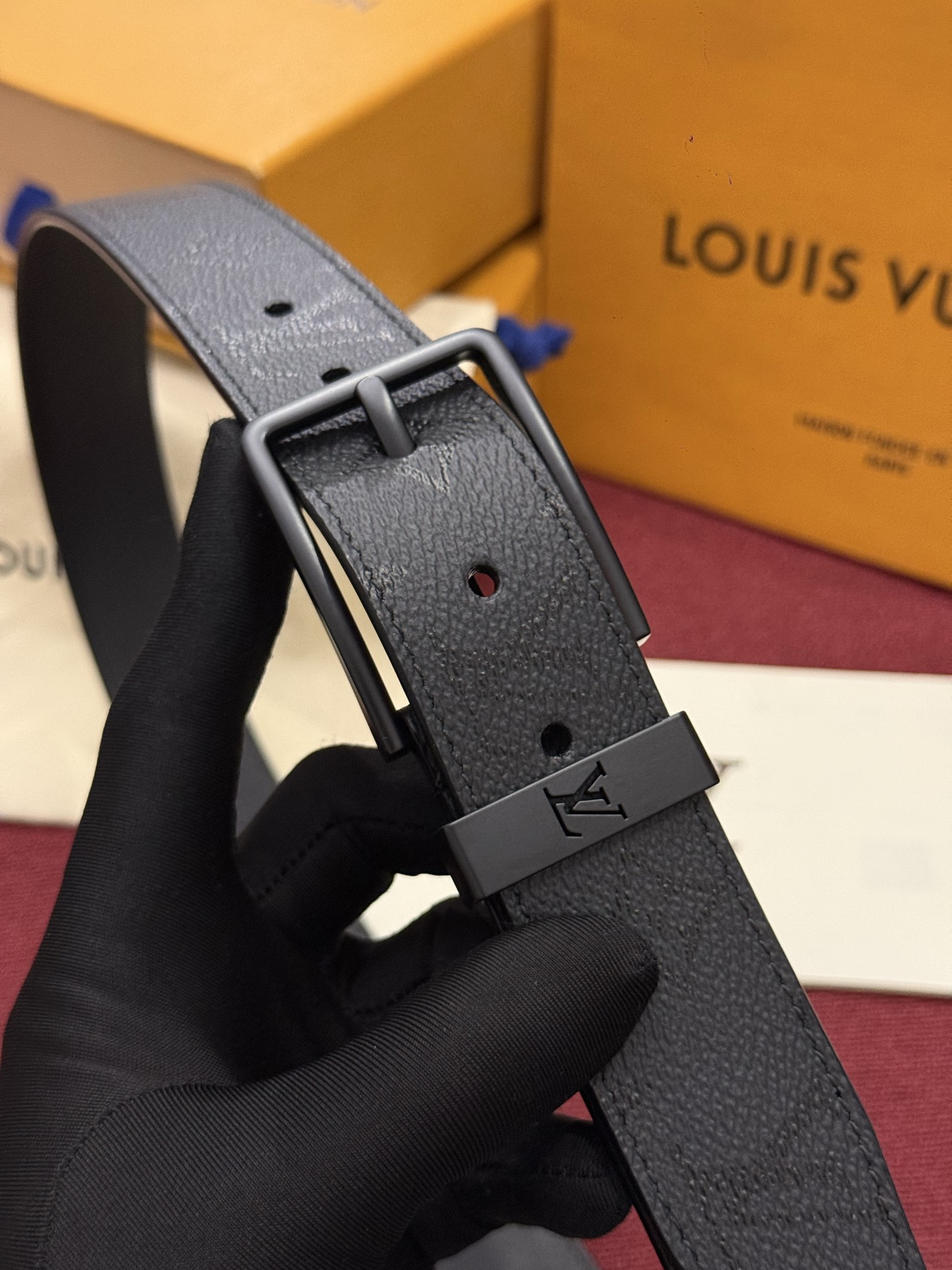 Lv 3.5腰带 Slender 皮带线条流畅，风格现代，具备无与伦比的多样性。采用深沉的印花皮革制成，一侧表面光滑，另