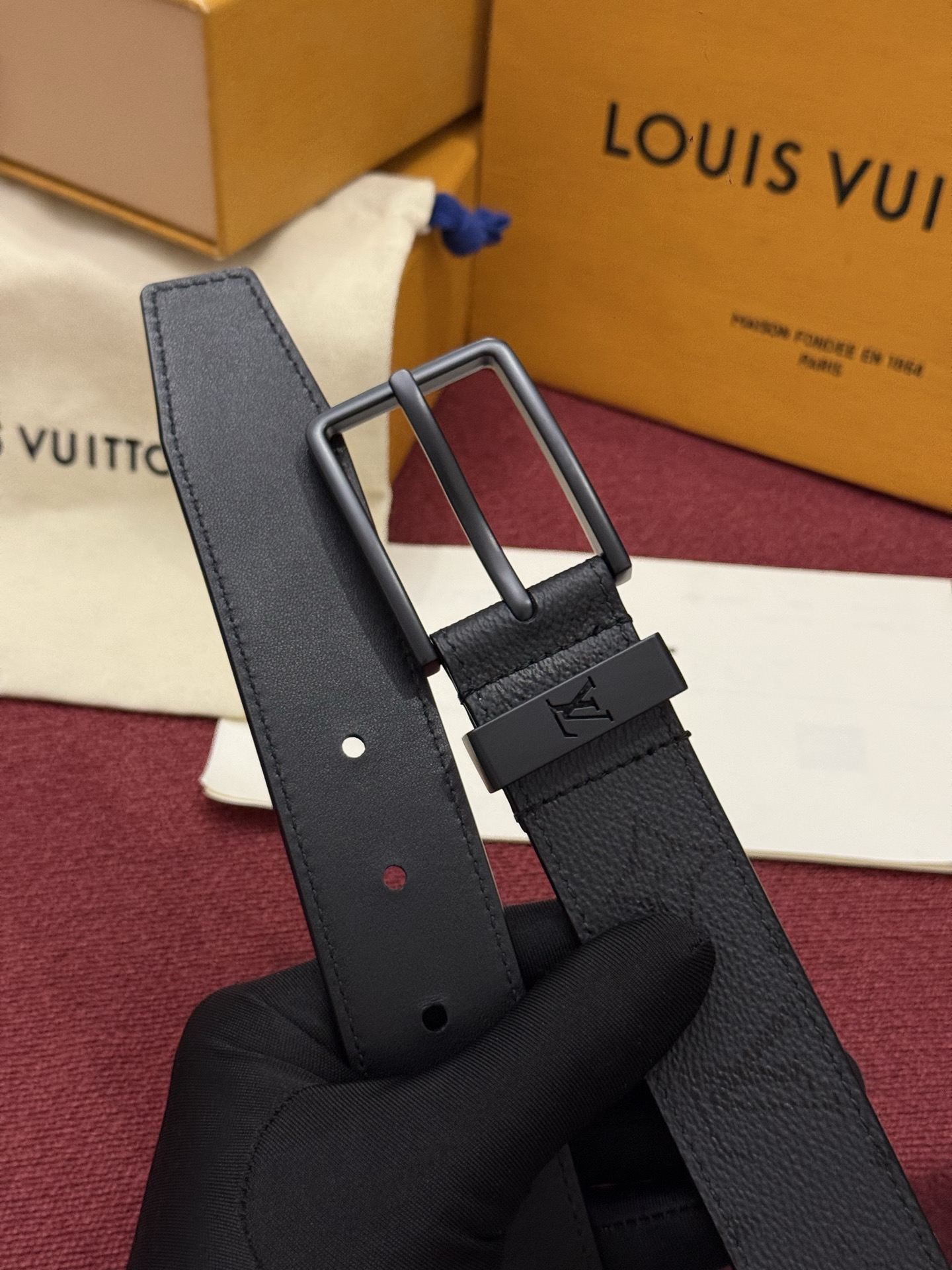 Lv 3.5腰带 Slender 皮带线条流畅，风格现代，具备无与伦比的多样性。采用深沉的印花皮革制成，一侧表面光滑，另