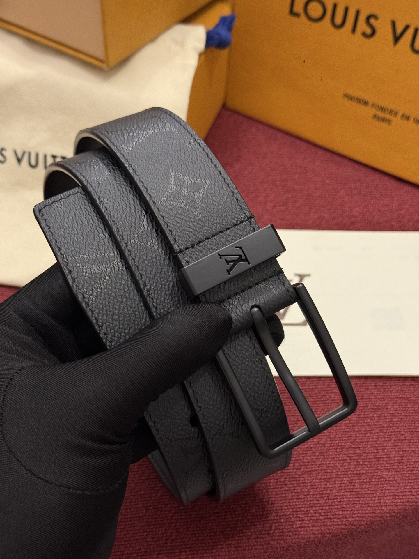 Lv 3.5腰带 Slender 皮带线条流畅，风格现代，具备无与伦比的多样性。采用深沉的印花皮革制成，一侧表面光滑，另
