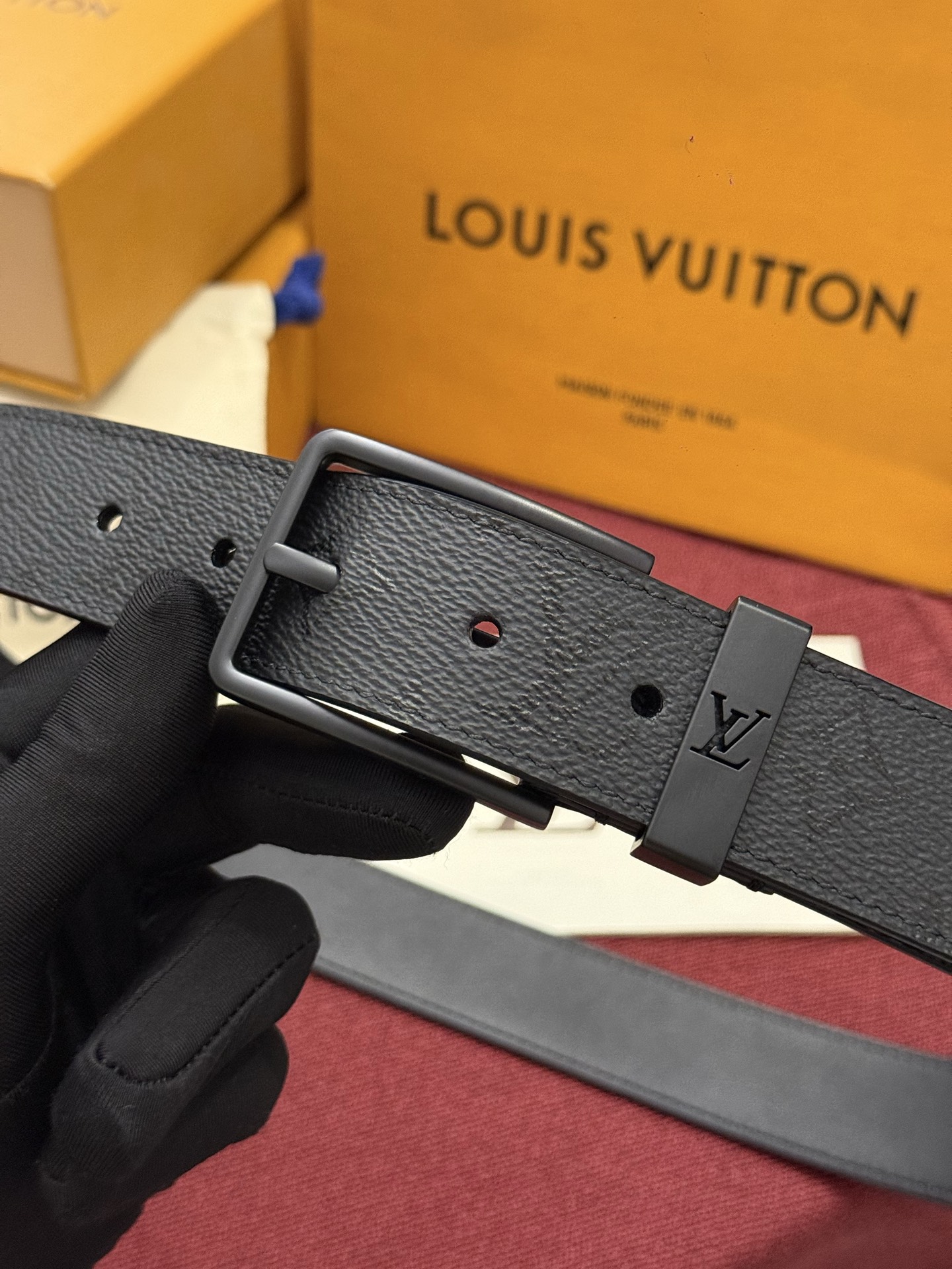 Lv 3.5腰带 Slender 皮带线条流畅，风格现代，具备无与伦比的多样性。采用深沉的印花皮革制成，一侧表面光滑，另