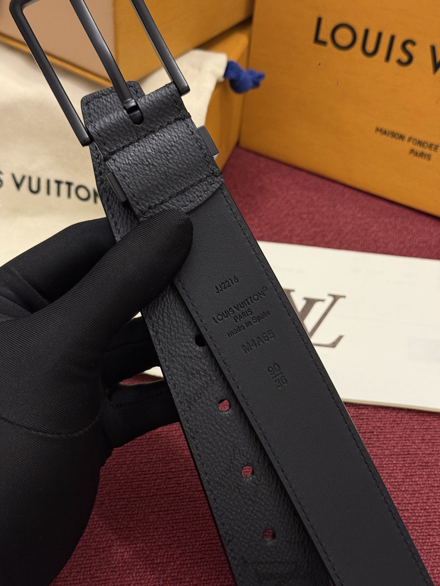 Lv 3.5腰带 Slender 皮带线条流畅，风格现代，具备无与伦比的多样性。采用深沉的印花皮革制成，一侧表面光滑，另