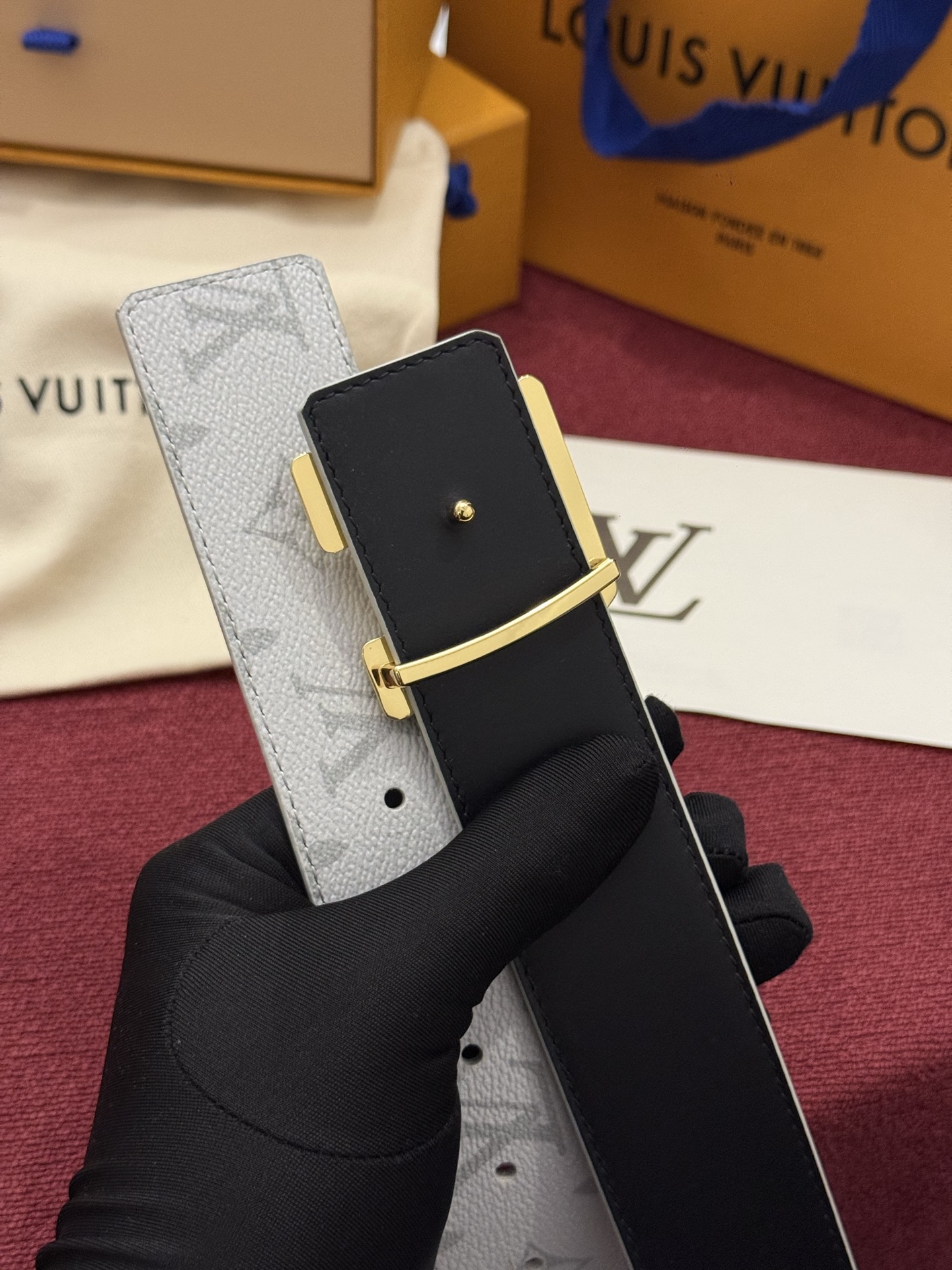 LV Initiales Monogram Reflective 40mm 可翻转腰带展现出一种动态细节，将经典风格提升