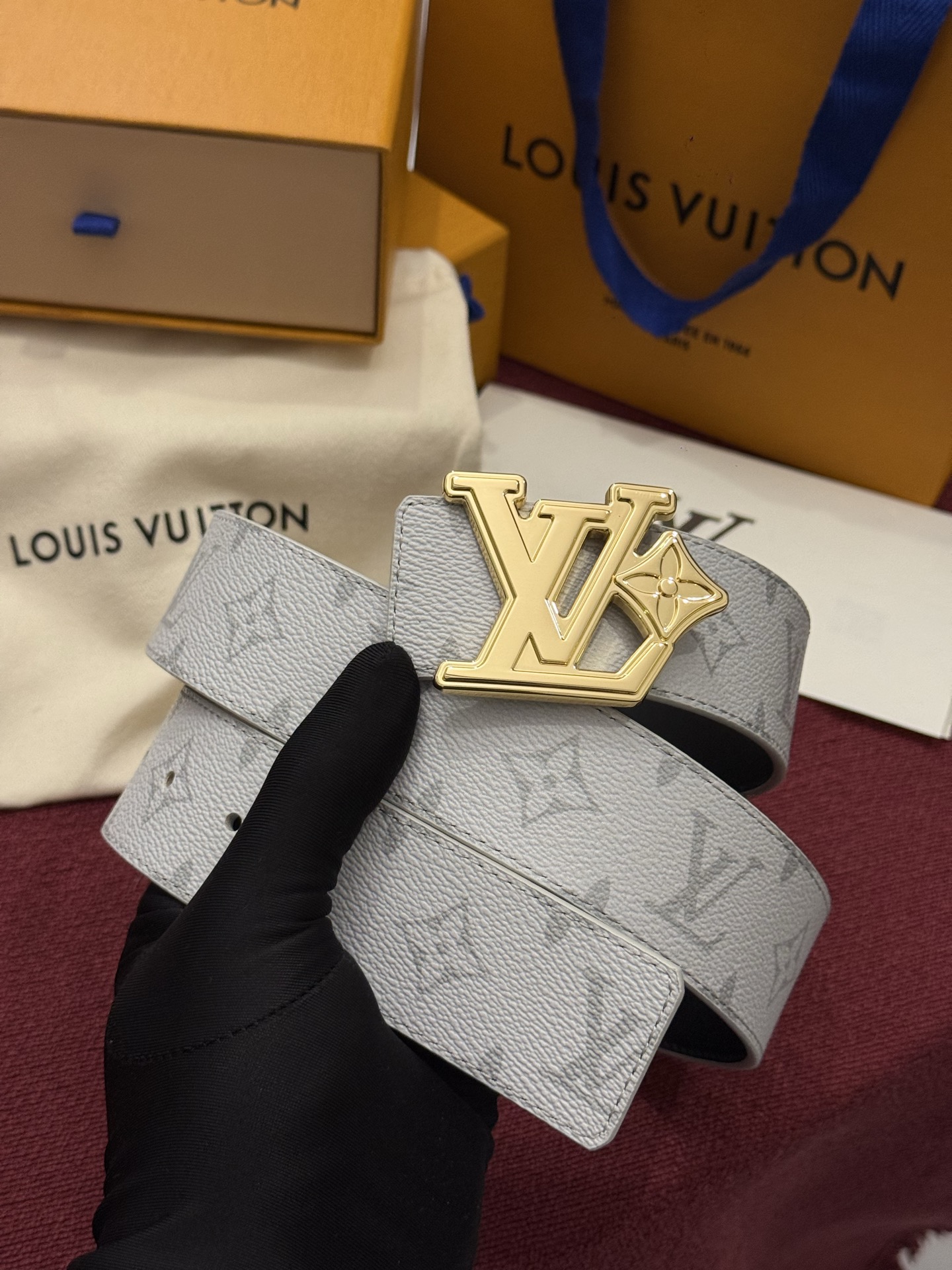 LV Initiales Monogram Reflective 40mm 可翻转腰带展现出一种动态细节，将经典风格提升