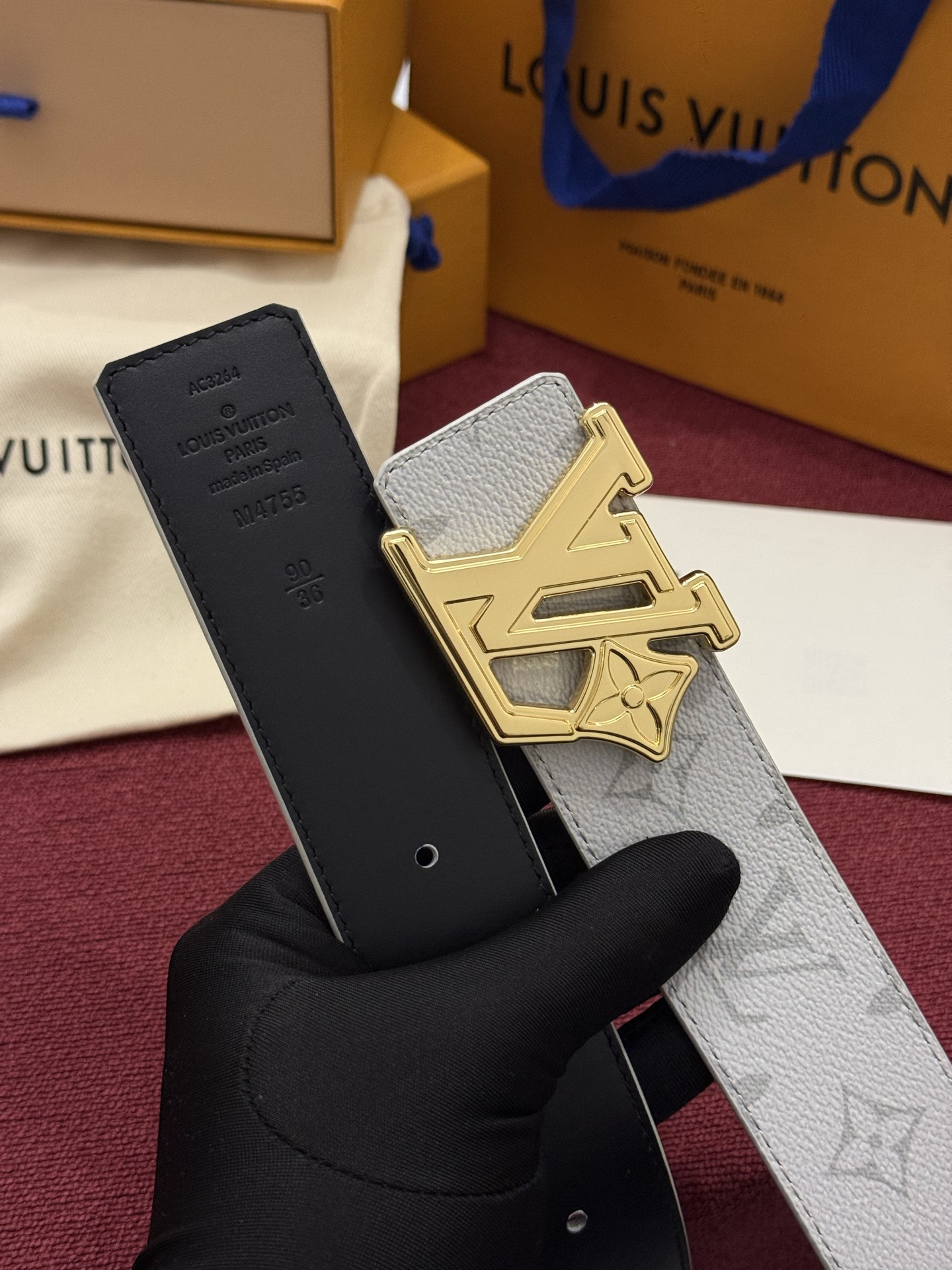 LV Initiales Monogram Reflective 40mm 可翻转腰带展现出一种动态细节，将经典风格提升