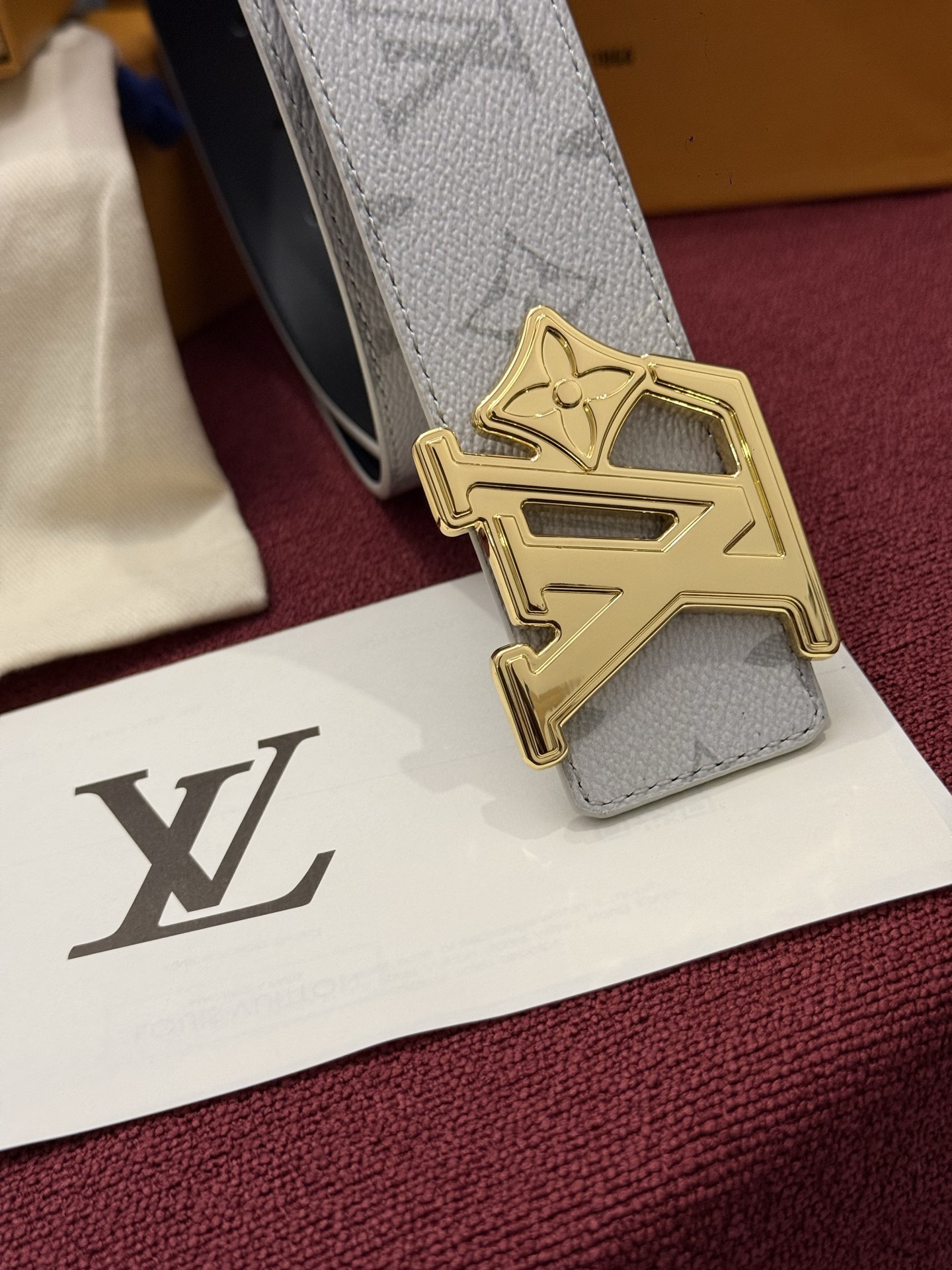 LV Initiales Monogram Reflective 40mm 可翻转腰带展现出一种动态细节，将经典风格提升