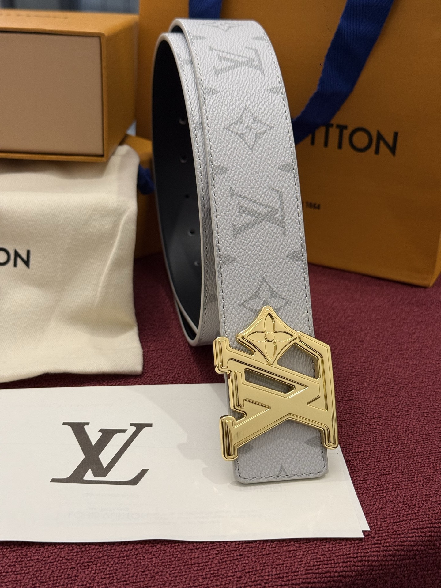 LV Initiales Monogram Reflective 40mm 可翻转腰带展现出一种动态细节，将经典风格提升